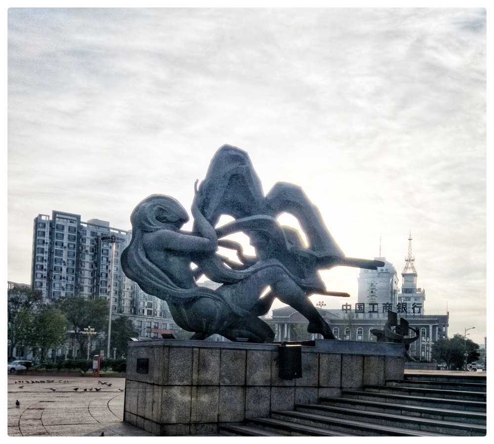 第二天早上6点起床,在酒店附近火车站广场,市府广场,铁东步行街走一走