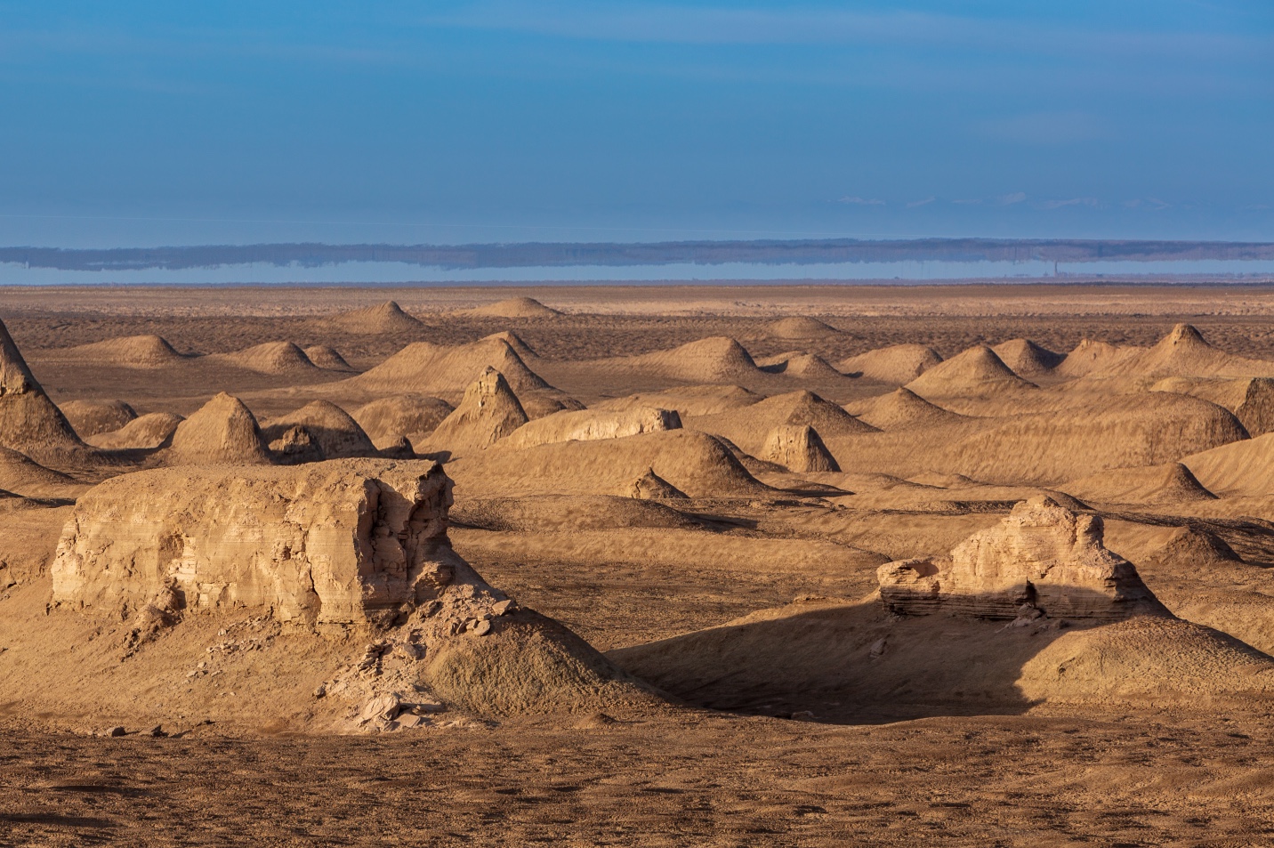 首发格尔木的雅丹地貌