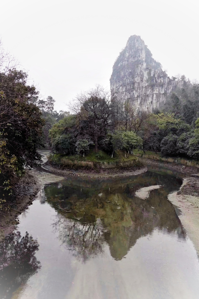 南溪山位於桂林城南,北距火車站約1公里,因南溪縈繞而得名.