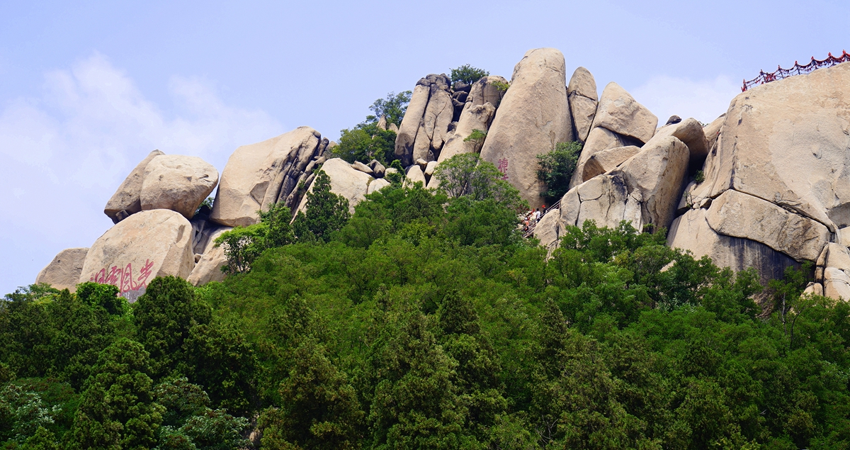 峄山,位于山东省邹城市的东南方,与泰山南北对峙,被誉为"岱南奇观".