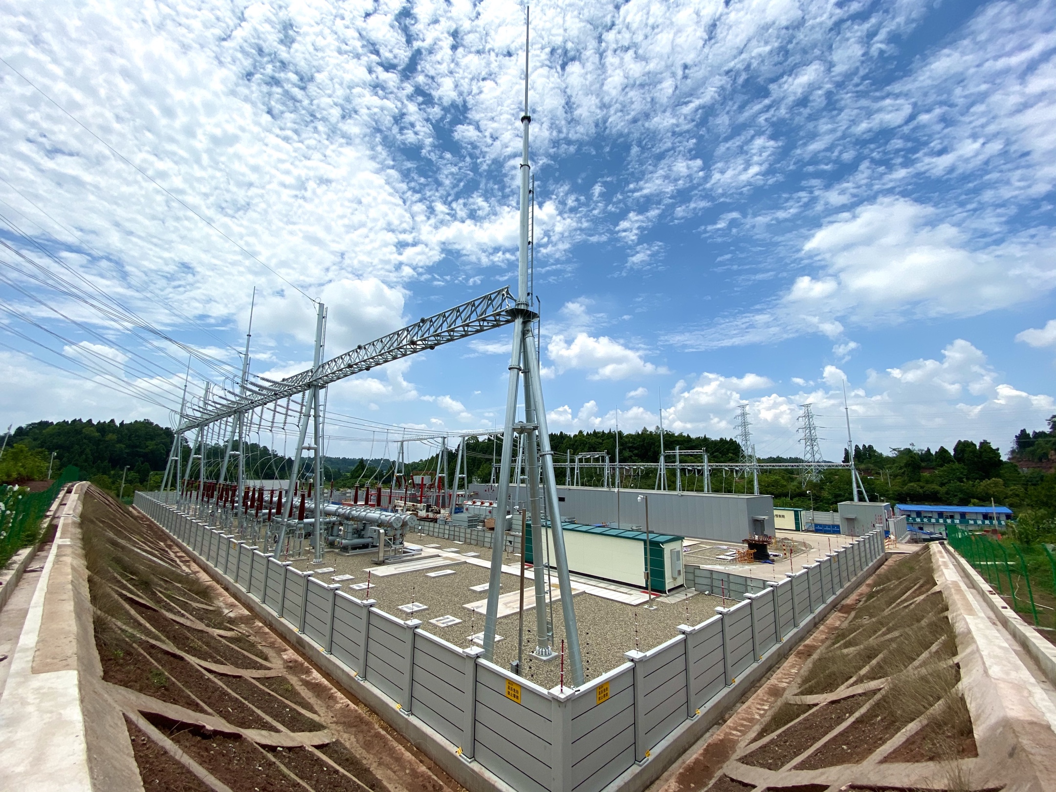 6月30日凌晨,安岳220千伏文化变电站成功送电投运.