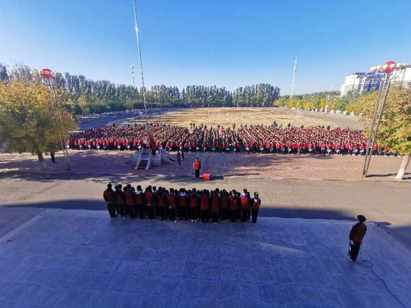 国庆中秋节成双 红旗飘扬庆辉煌——喀左三高中隆重举行升旗仪式庆祝