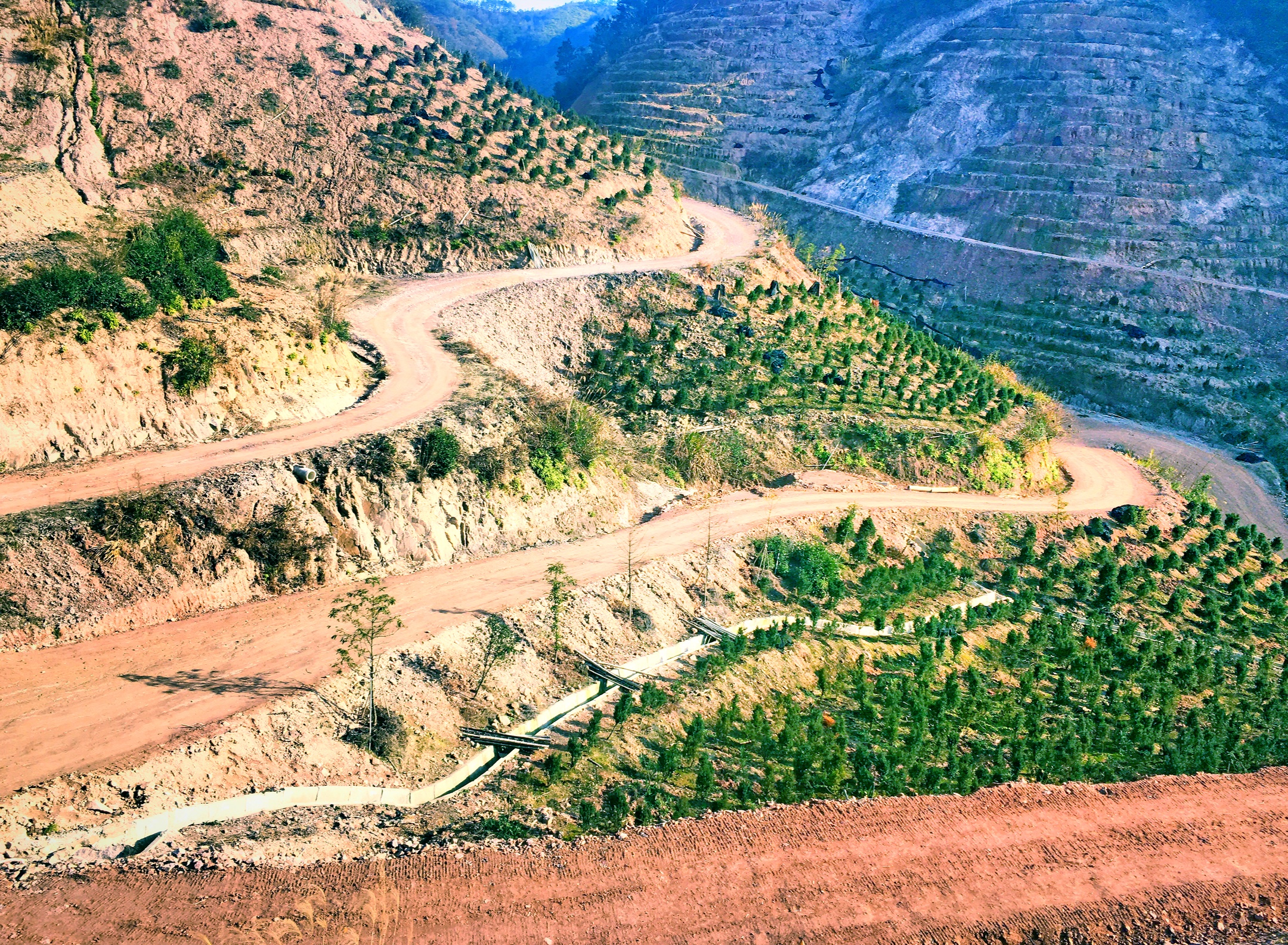 不时又隐没 《山路十八弯》歌曲一样的美 弯曲有致 弯曲之美丽的线条