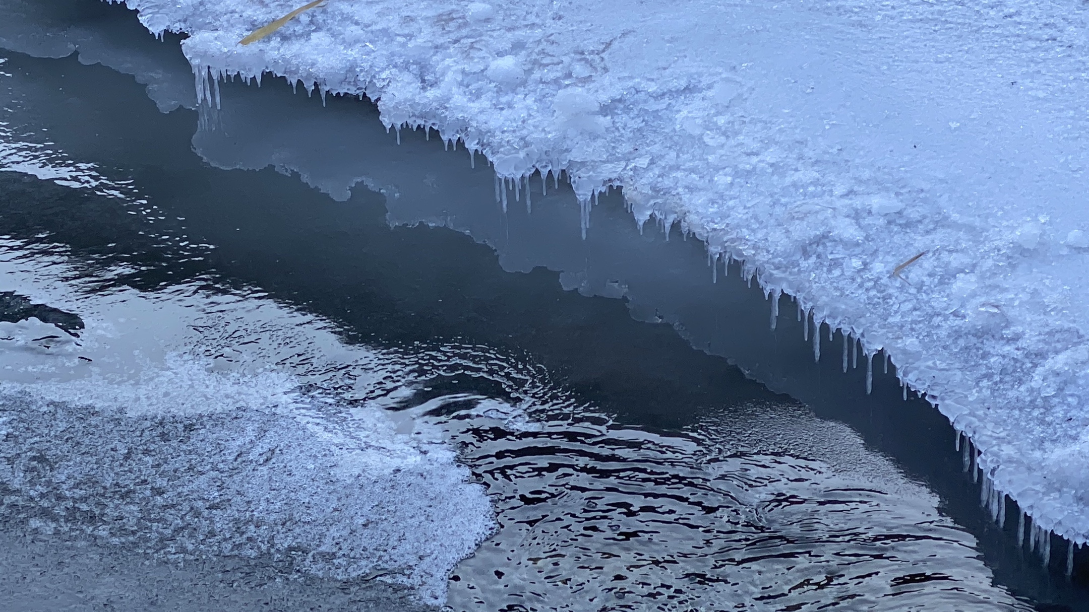 冰雪消融的河流