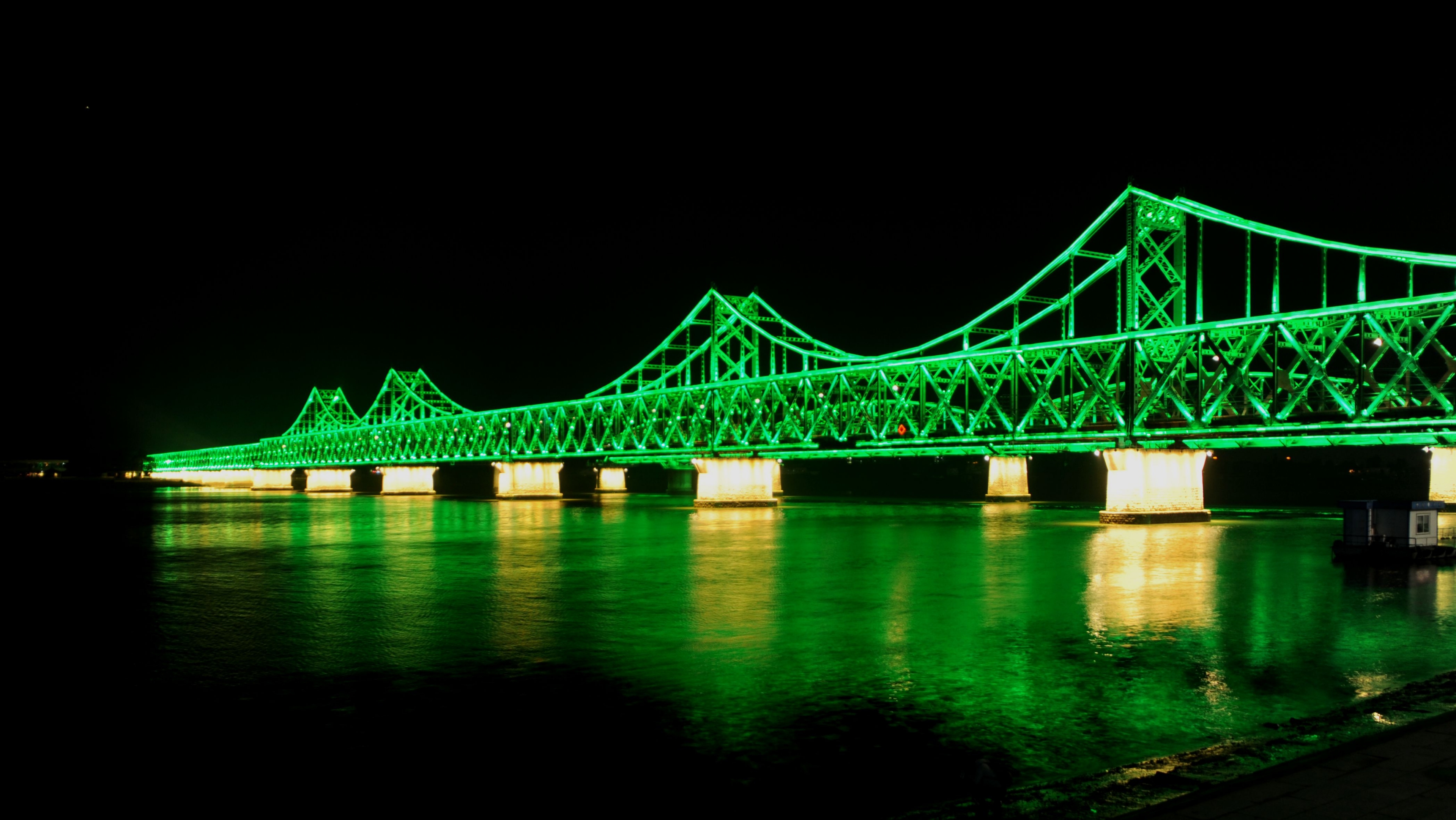 鸭绿江断桥夜景图片