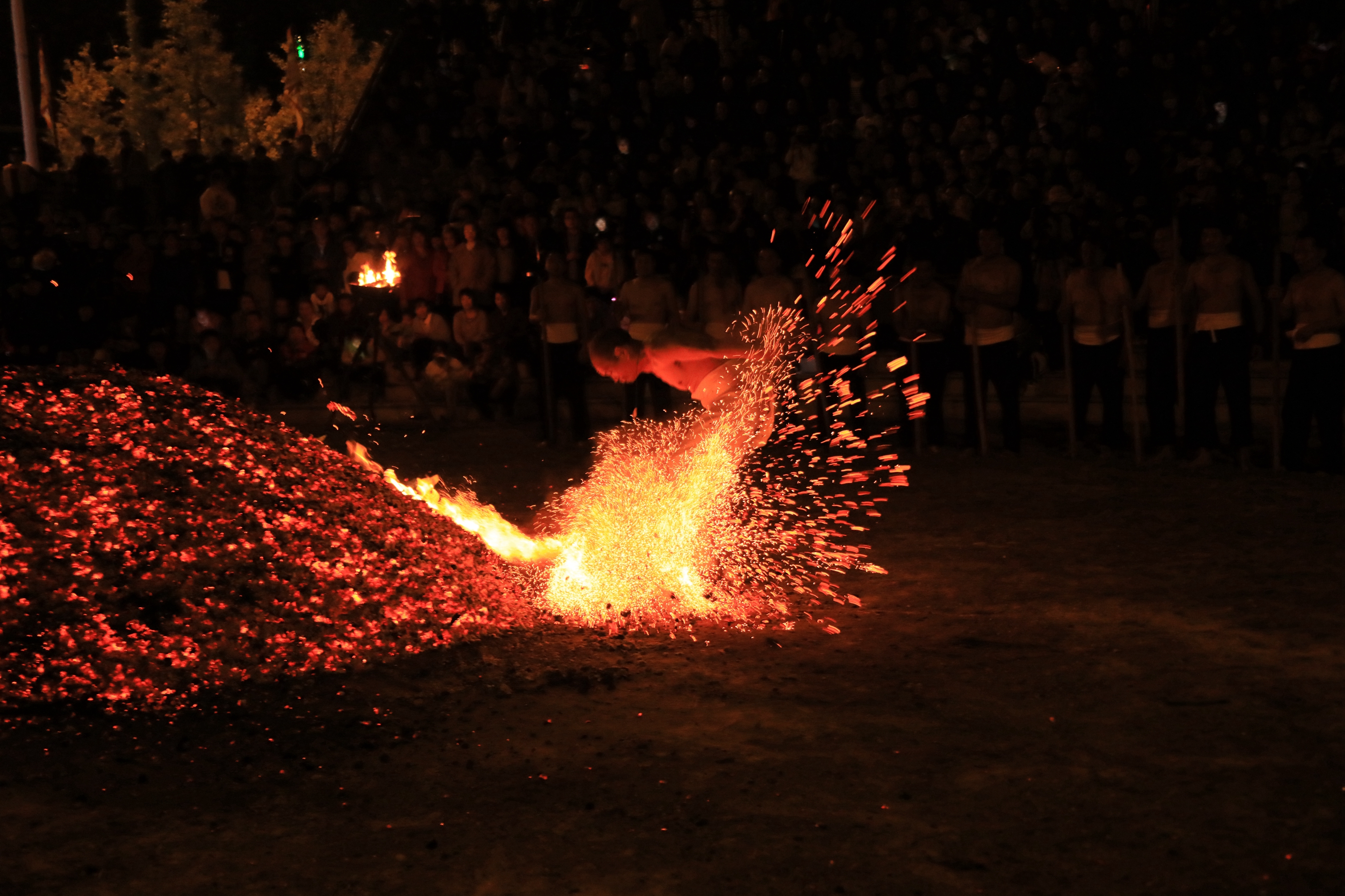 磐安炼火是一种古老的民俗活动,主要流传在浙江省金华市磐安县双峰