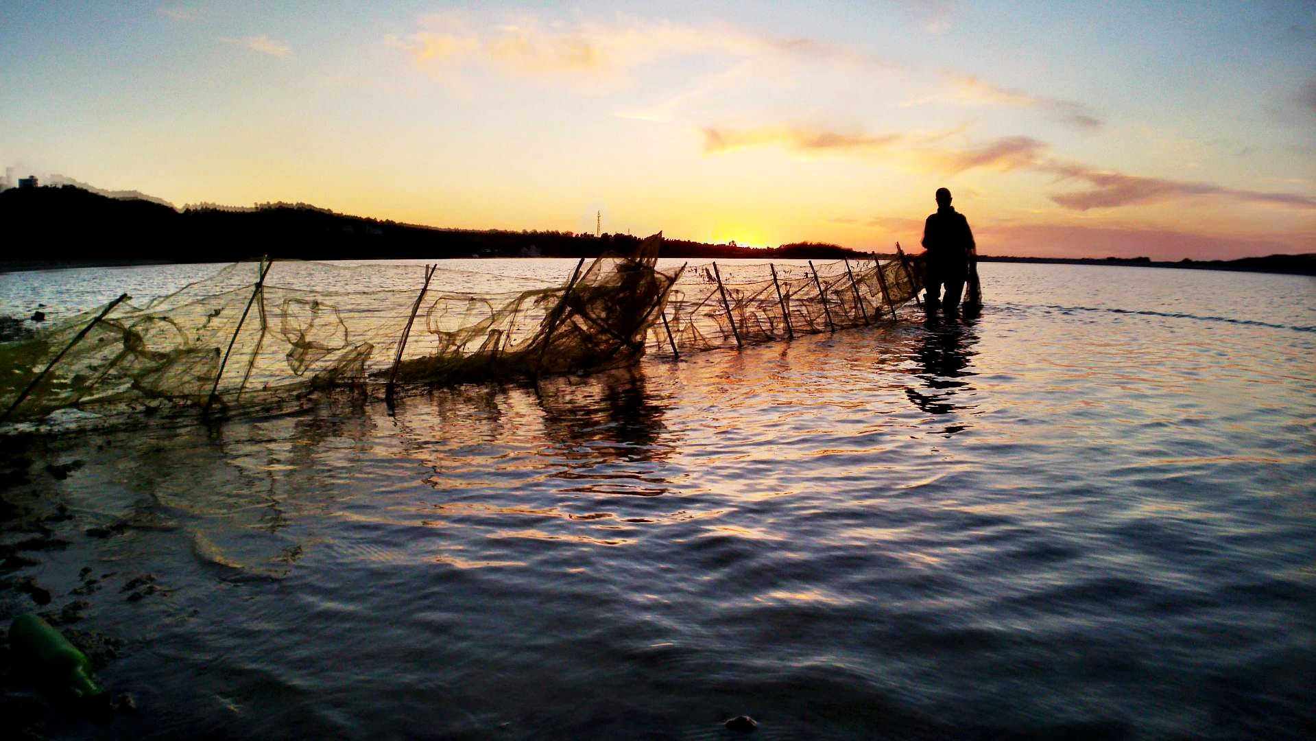 休闲钓鱼人的垂钓之光影