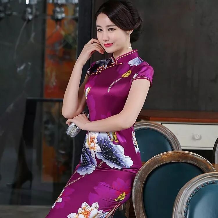 七律 :小雨 腹有诗书气自华,轻描娥媚点朱砂.