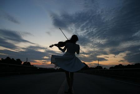 女生拉小提琴背影图片图片