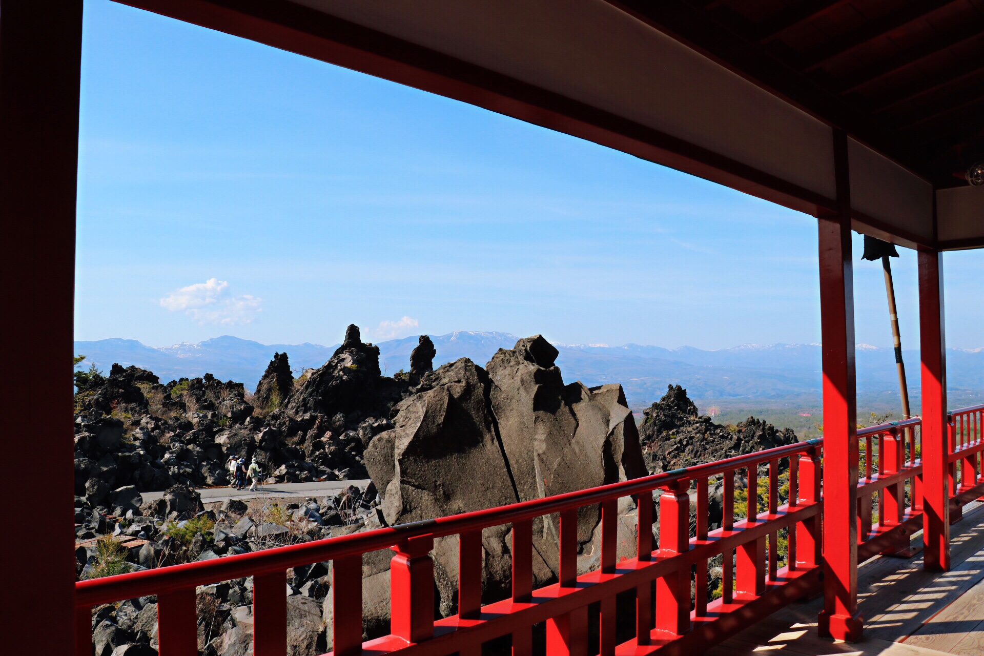 浅间山属上信越高原国家公园,是一座三重式的活火山是日本最活跃的