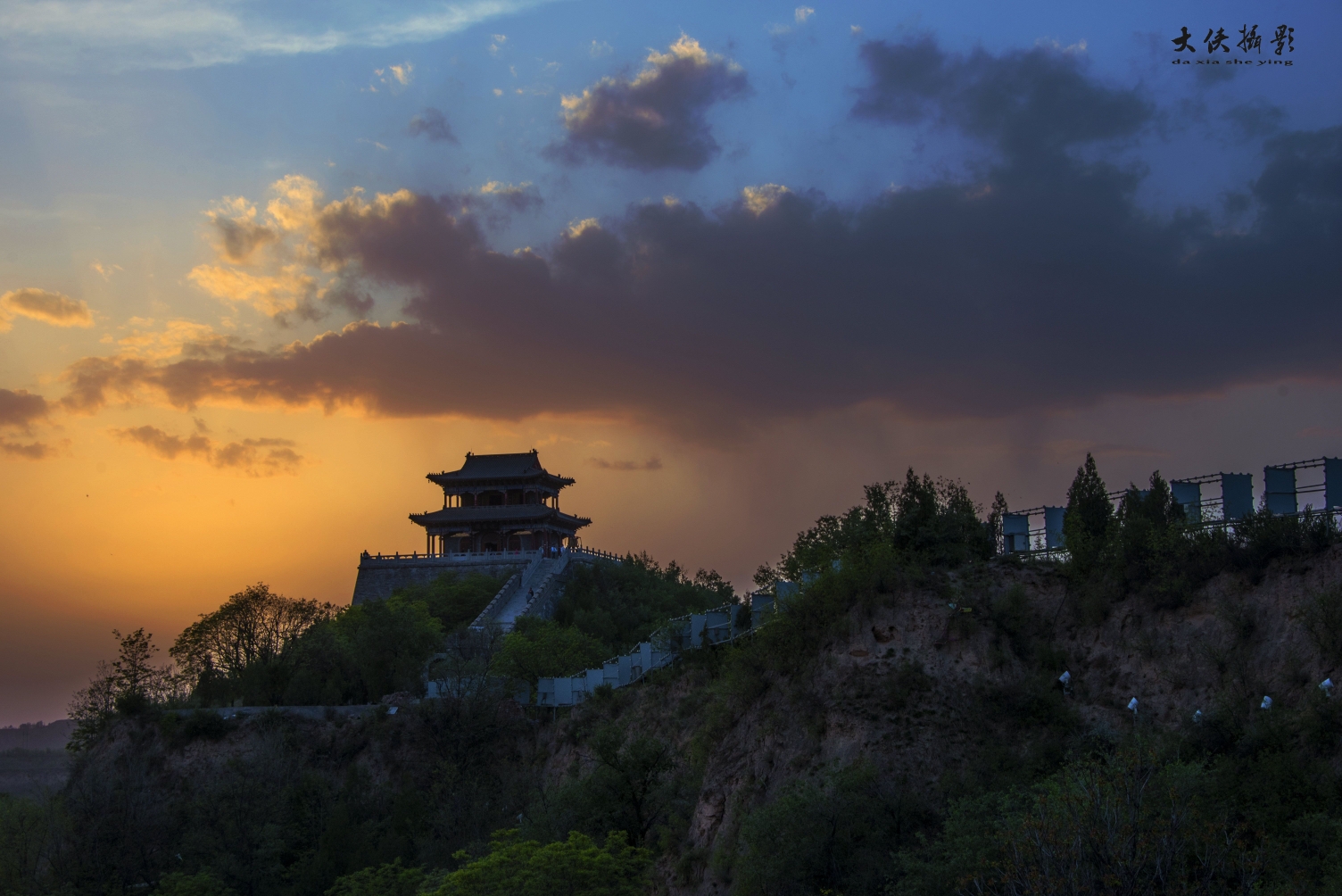 延安凤凰山文昌阁,仰望西面凤凰山山顶,城墙承托着的文昌阁,逆光之下