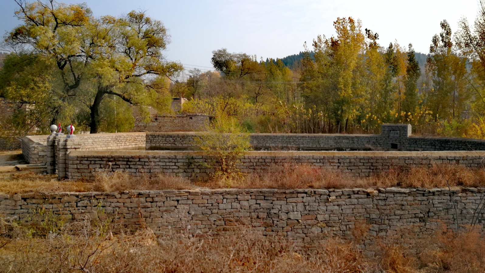 根据历资料记载,二奇楼村是红色革命根据地,泰安县委,肥城市委均曾在