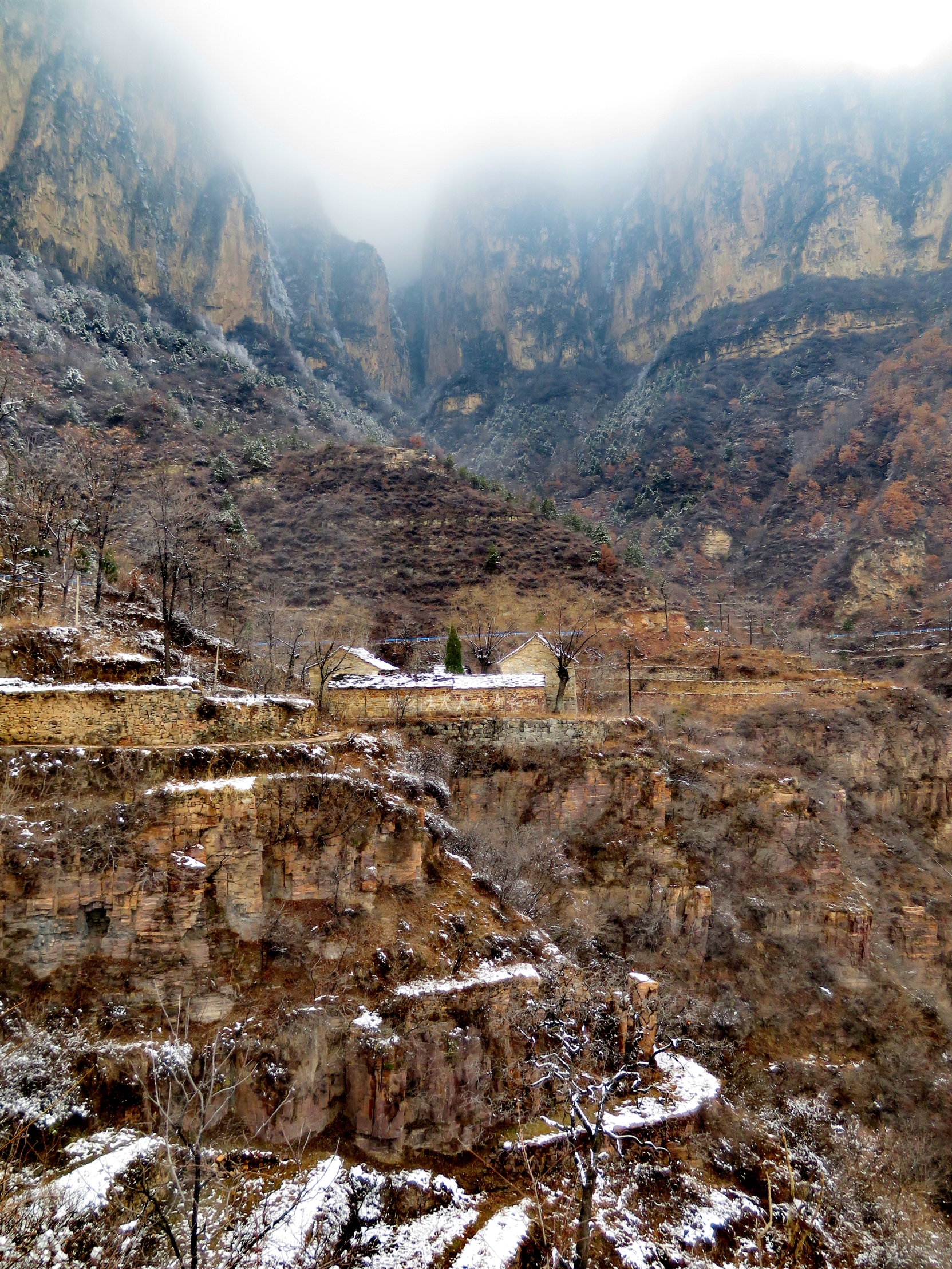 初雪雪霁太行山上大峡谷两岸的美丽不能简单地用语言描绘了,什么 " 忽