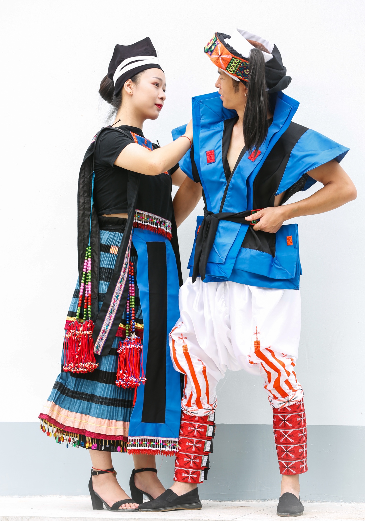 白裤瑶妇女上装有短衫和背牌两种,下着百褶裙,誉为"贯首衣"