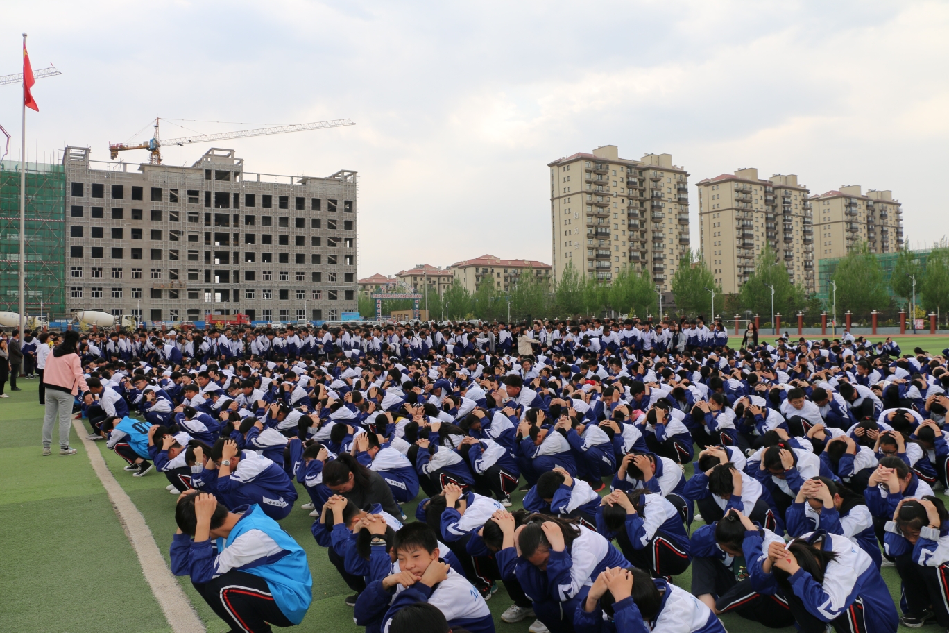 新惠三中防震减灾疏散演练简报