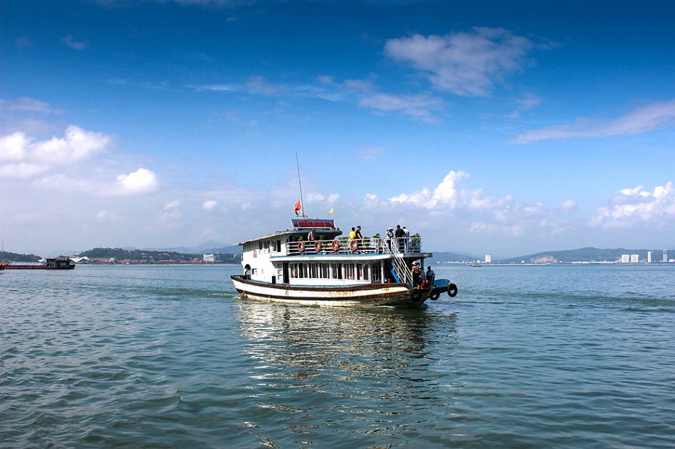 蓝天白云下大海上的游船.