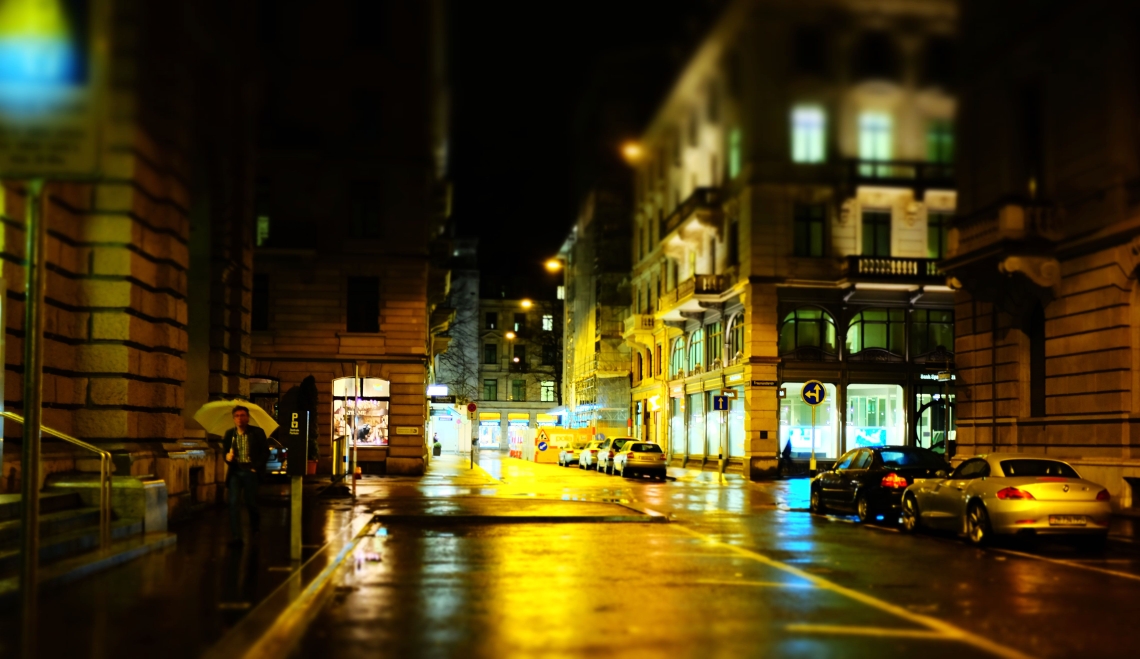 《城市雨中的夜景》