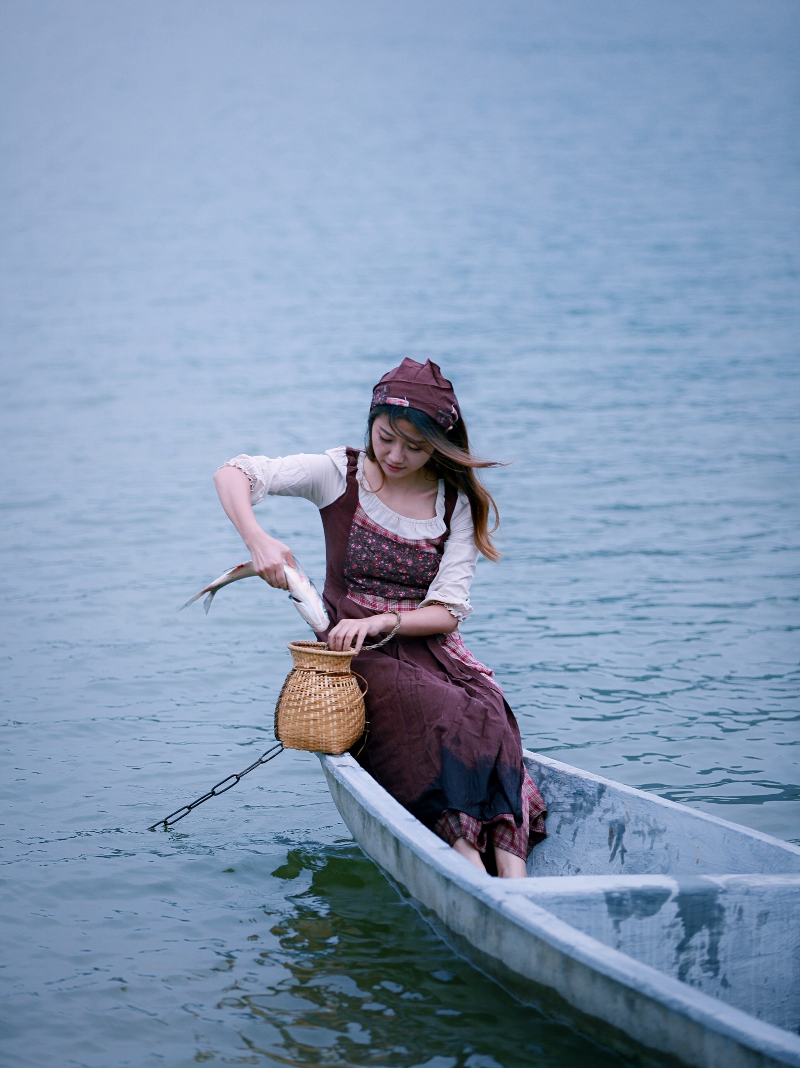 猛然惊醒了 从鱼篓里蹦了出来 然而 鱼儿是注定要给 这位美丽姑娘的