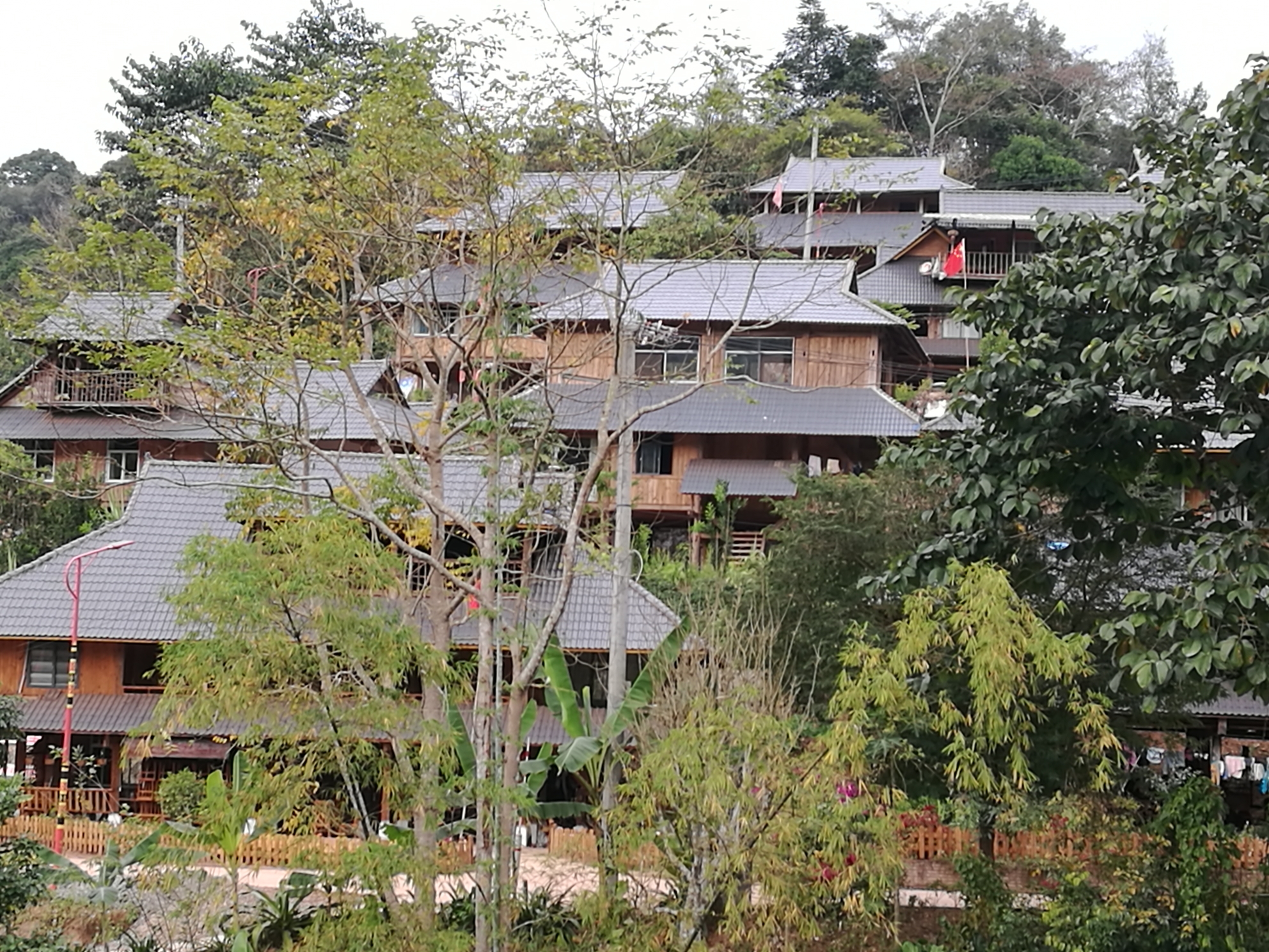 勐腊县勐伴镇红毛树村,经过三年的挂钩扶贫,如今已是旧貌换新颜.