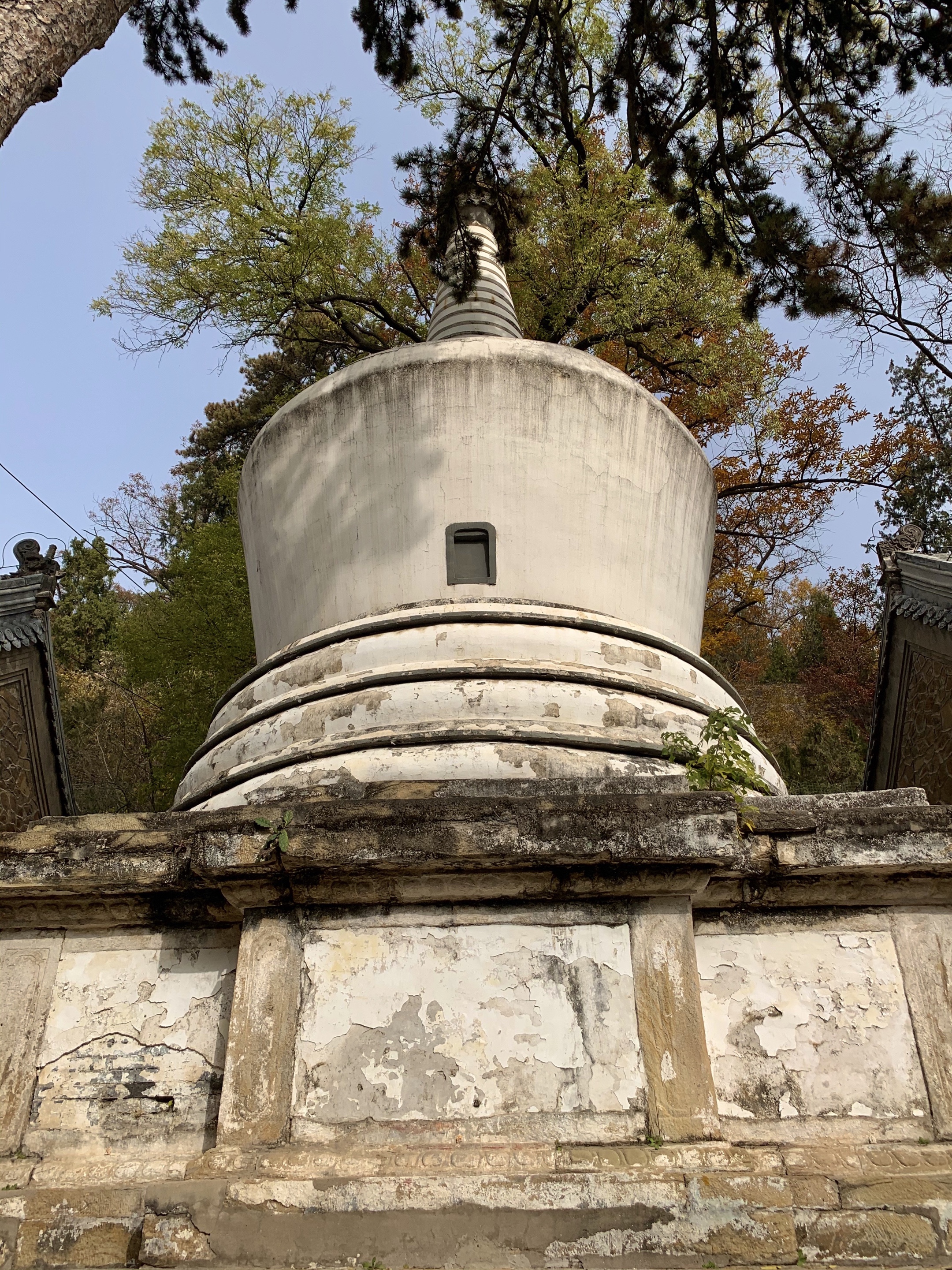 妙峰山的白塔,在娘娘廟前的平臺上,妙峰山有個永恆的主題就是祈福