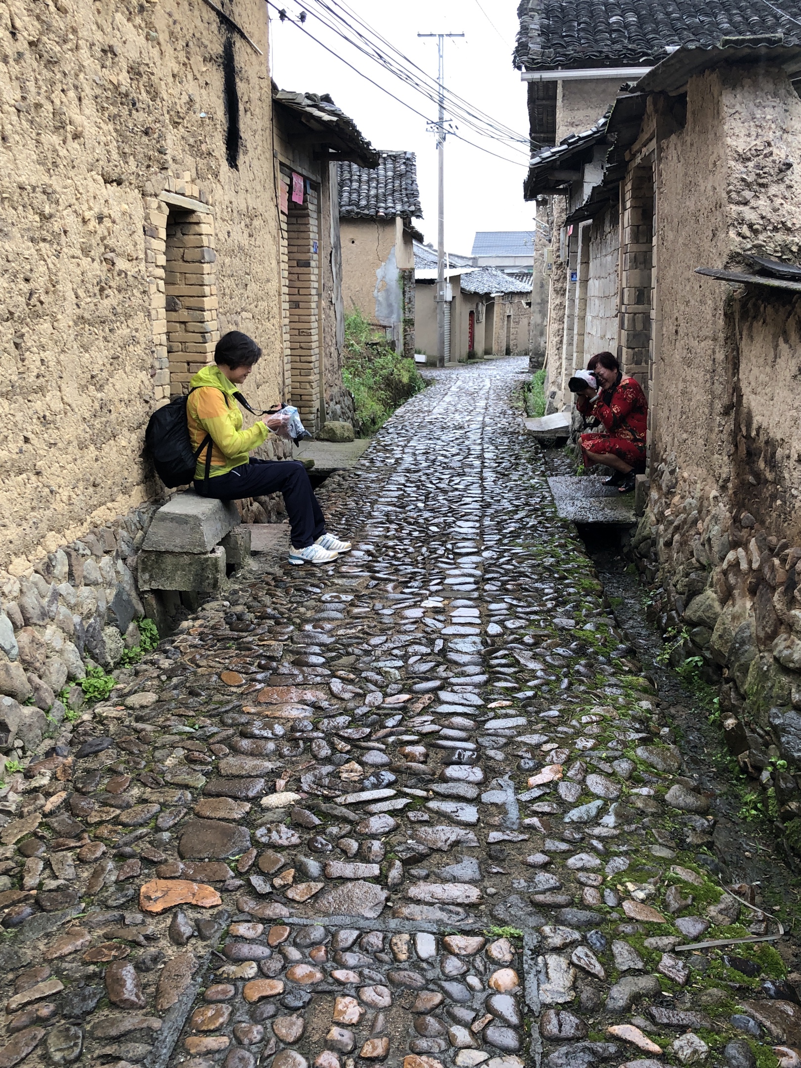 山下阳村位于浙江省松阳县, 村内老屋鳞次栉比,巷弄弯弯曲曲,悬浮着一