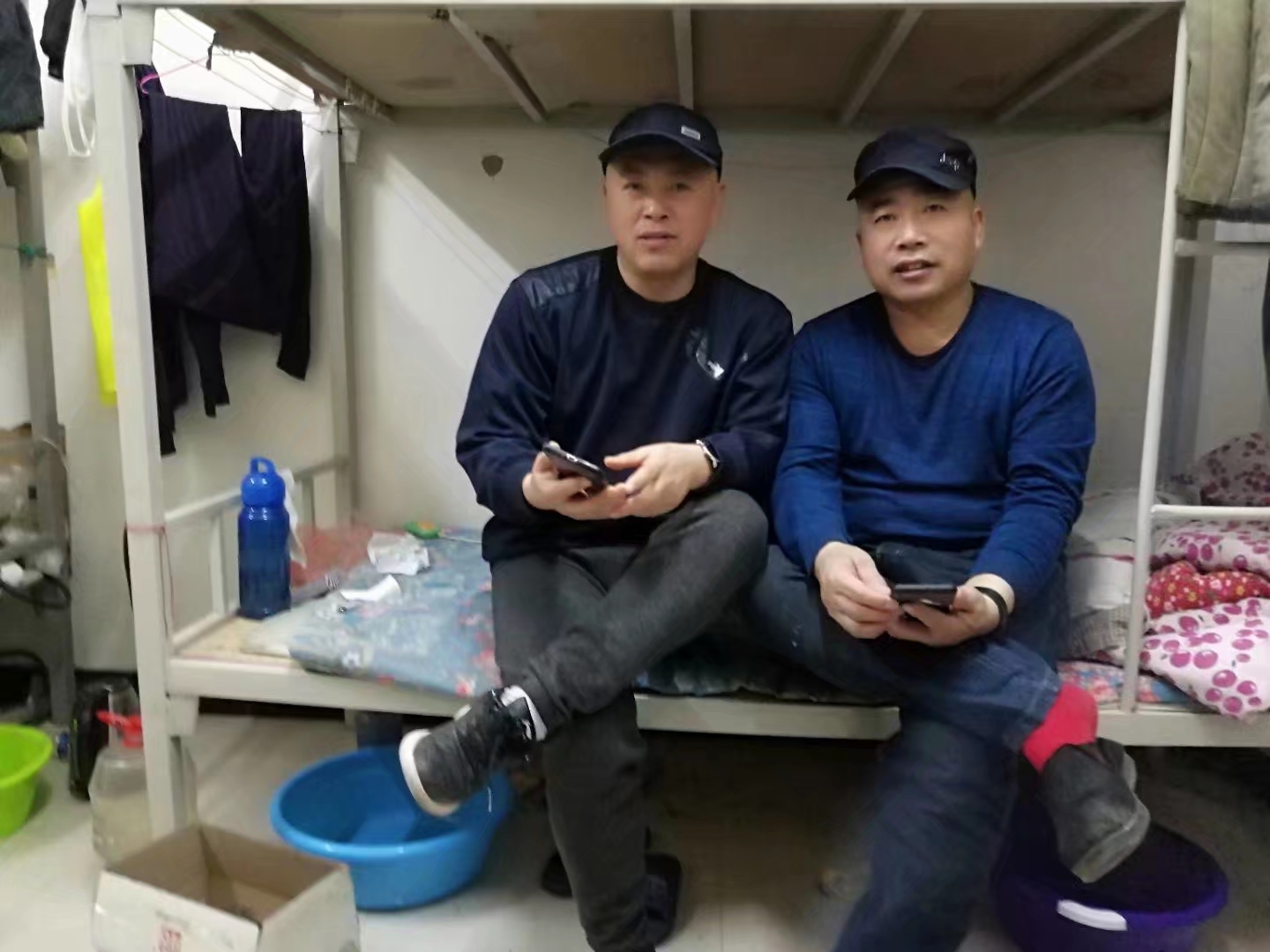 大眼,同样的肥胖,同样的五短身材,往那一站就是活脱脱的"车轴汉子",大