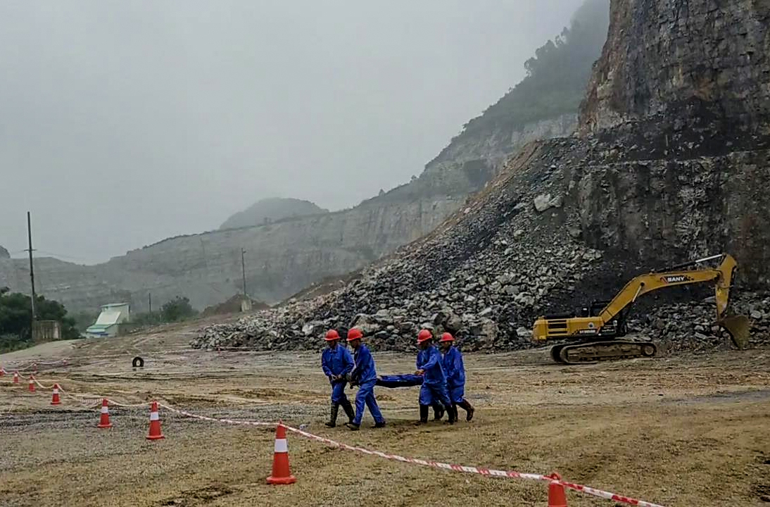 柳江县花果山建材有限公司矿山高空坠落事故应急预案演练