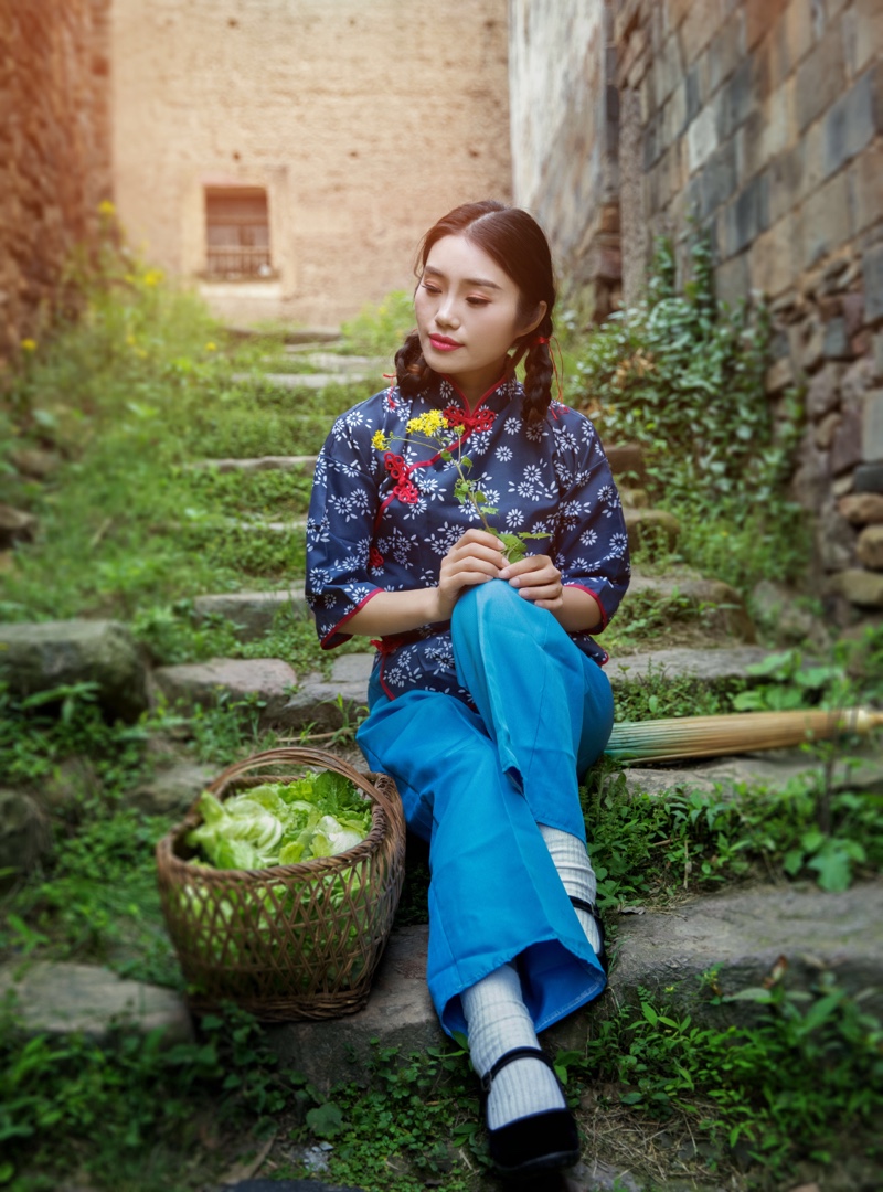 小山村里的那姑娘