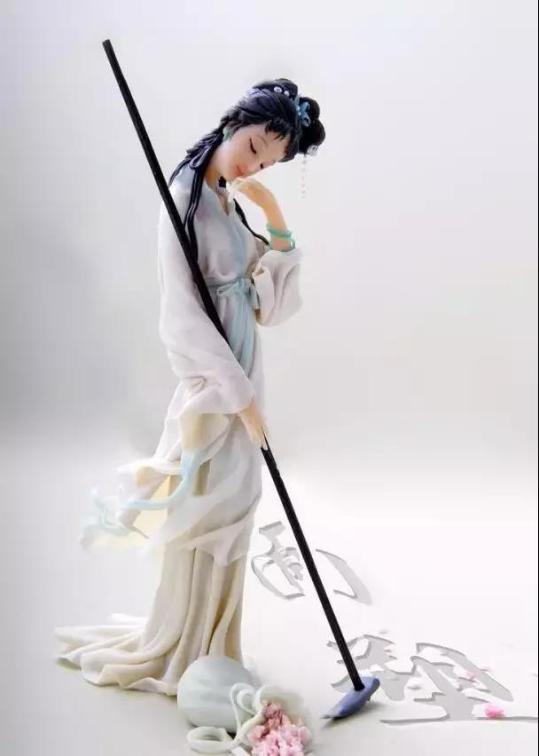 面塑仕女  在捏面艺人手中,  小小的面团几经  捏搓揉掀,点切刻划