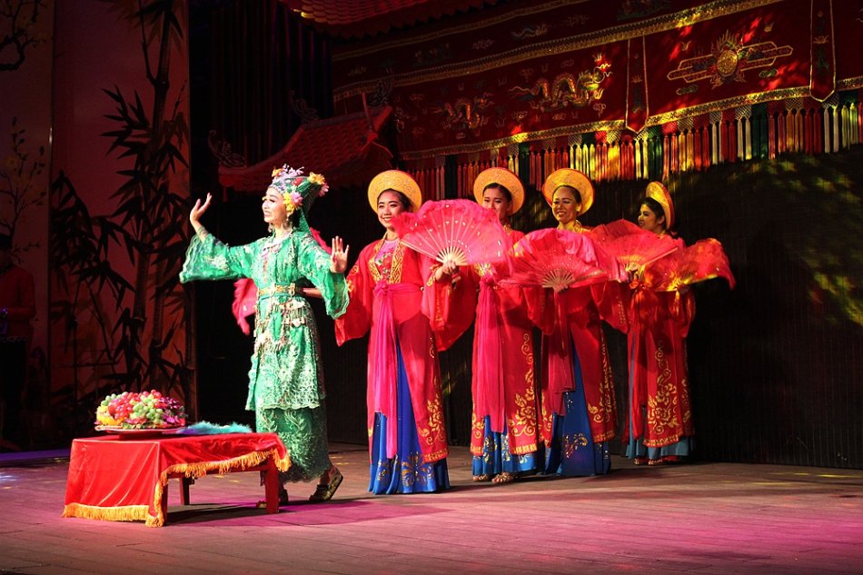 越南舞蹈随着乐曲的变化,一群头戴斗笠,身着洁白奥黛的美丽女子们,迈