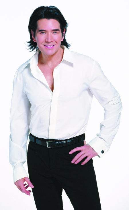 经典老歌《故乡的云》作词:小轩作曲:谭健常演唱:老荣