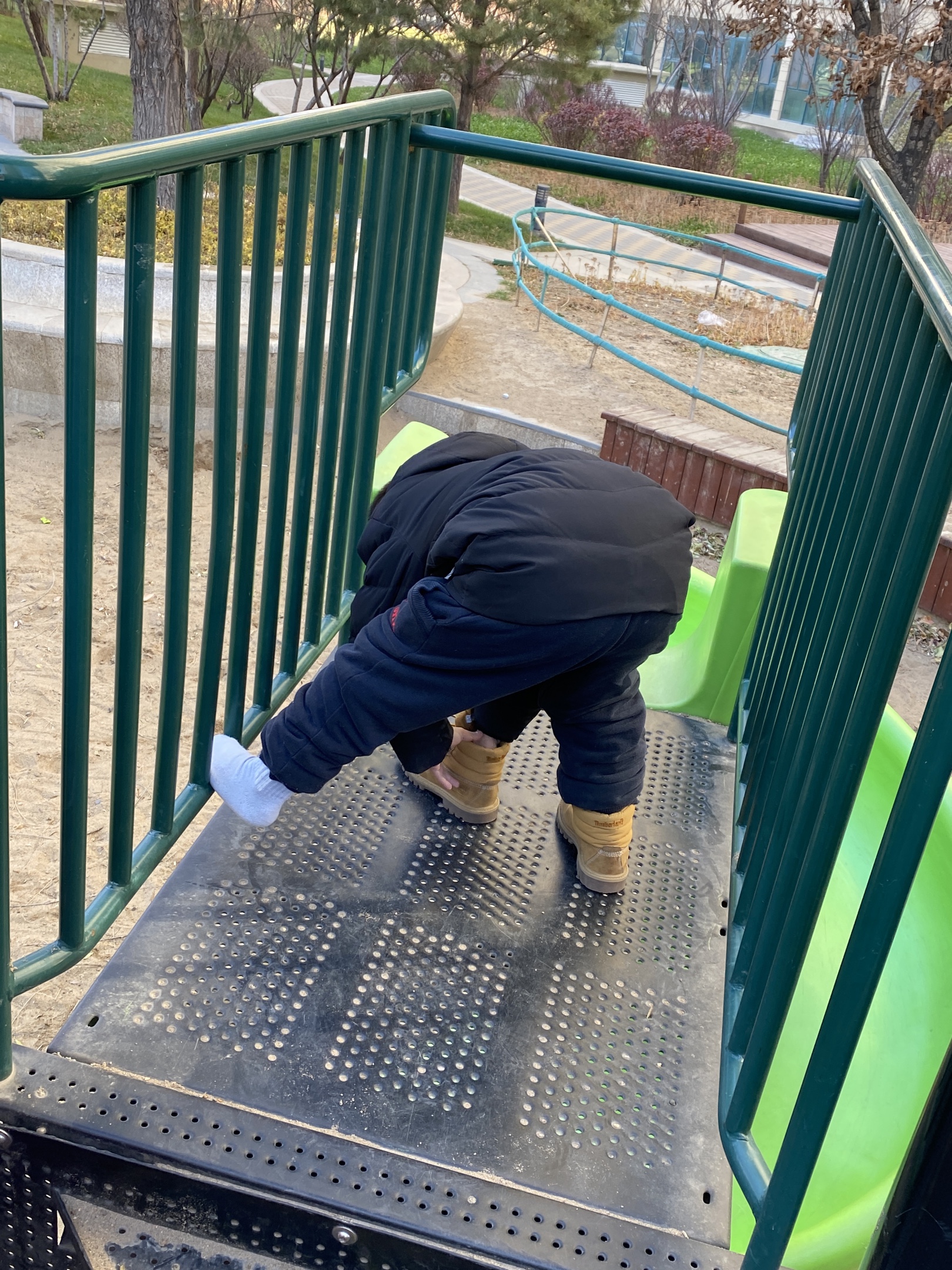 沙子进鞋里了 我倒倒 哈哈 太逗了 小多宝