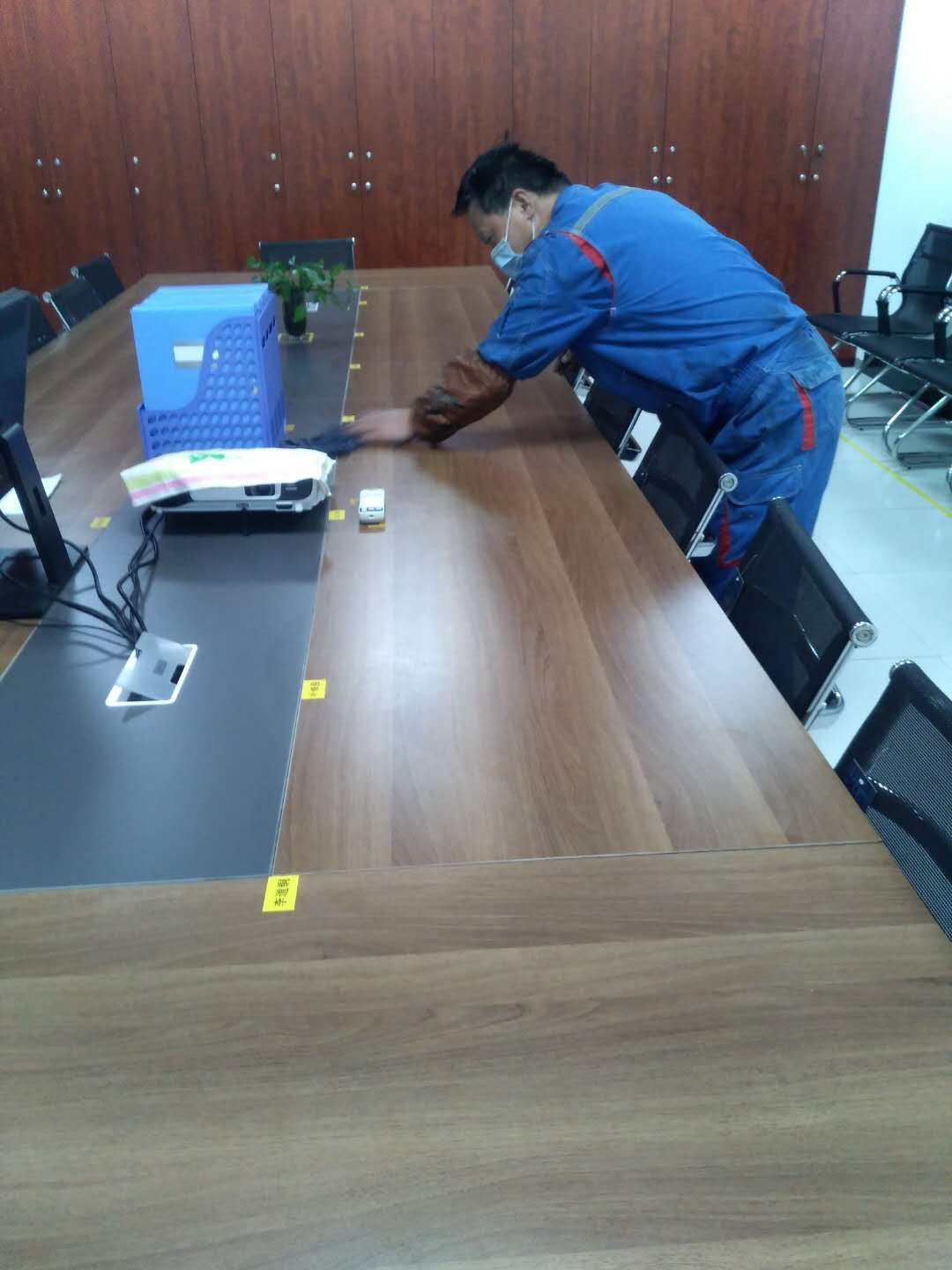 运维四车间仪表师傅清洁并整理保持会议室的5s标准