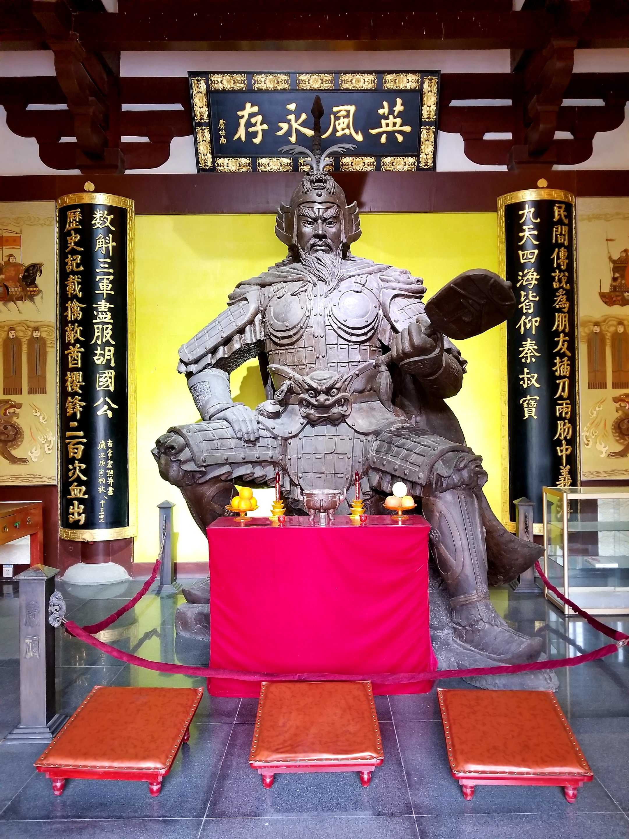 正殿中的秦琼座像.