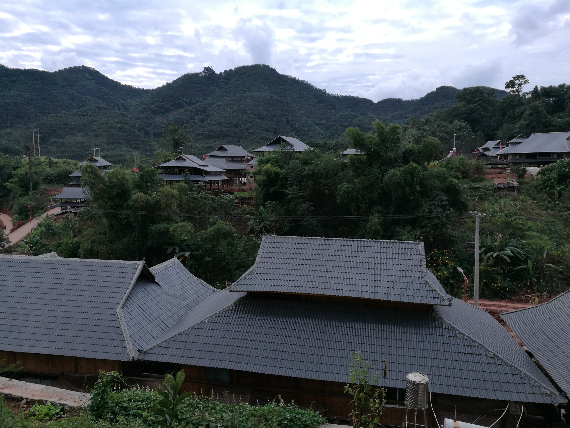 勐腊县勐伴镇红毛树村,经过三年的挂钩扶贫,如今已是旧貌换新颜.