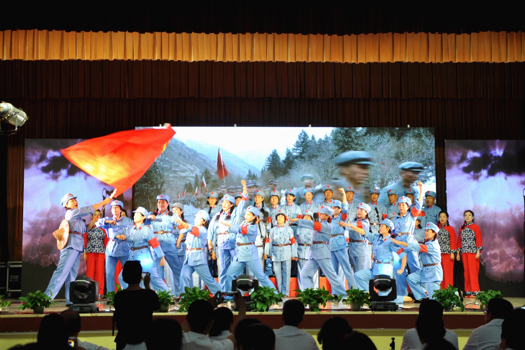 七一庆祝党的生日市委多功能舞台演出留影和八一军民联欢83师舞台演出