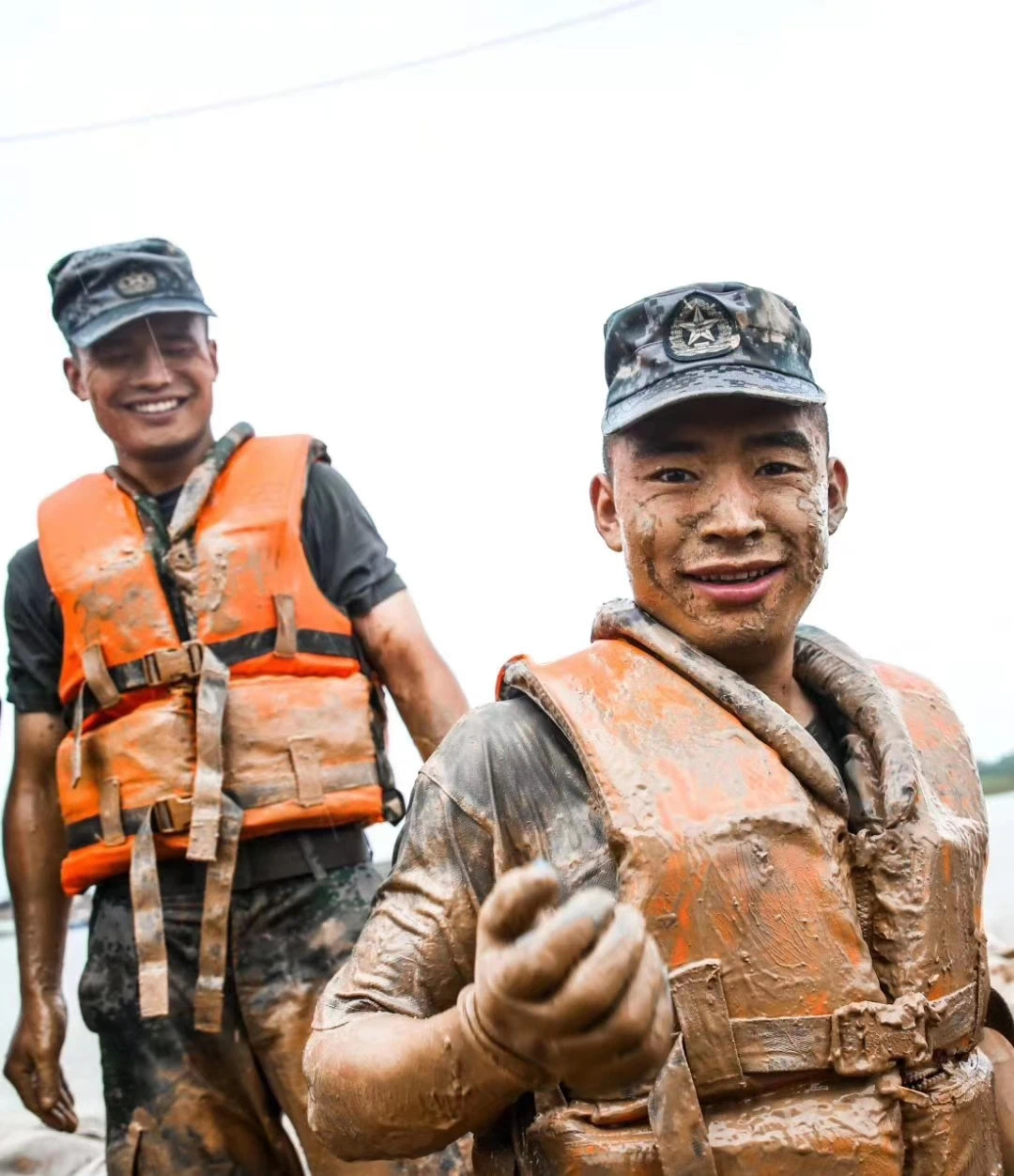 这些抗洪画面,让人泪目!这就是中国军人!
