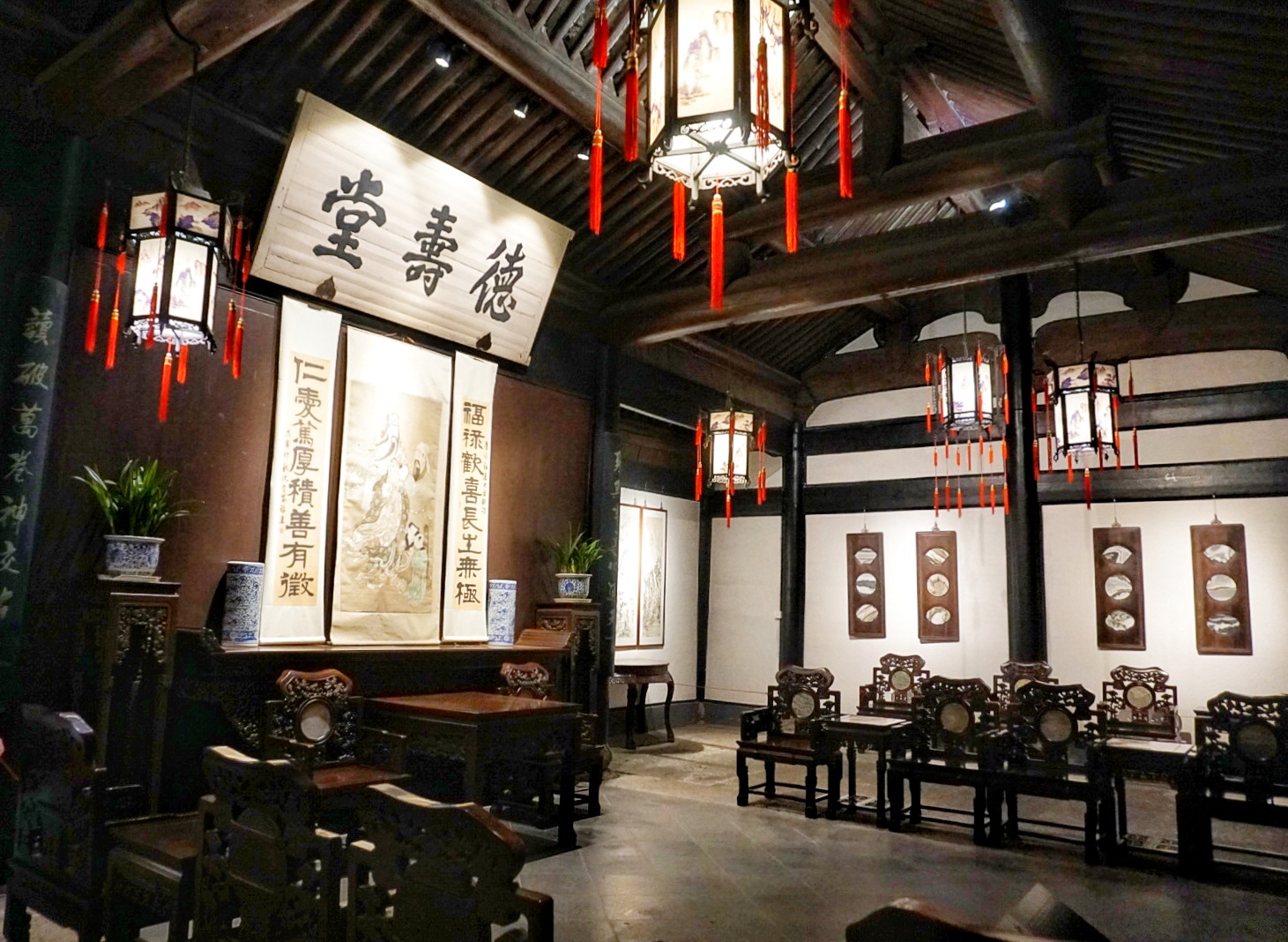 参观鲁迅故居,我这是第二次了,这次前厅的正面没有拍,用去年的照片补