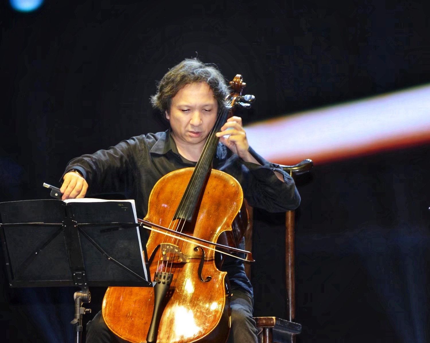 一九六六年生于北京,父亲朱永宁,母亲王耀玲均为中央音乐学院