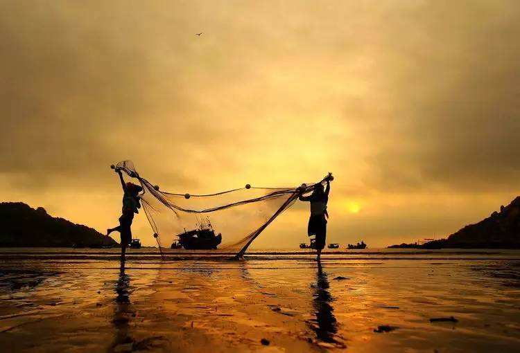 渔家姑娘在海边