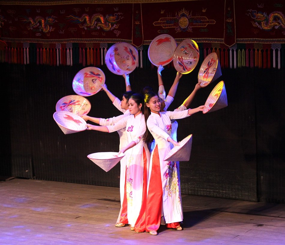 越南舞蹈随着乐曲的变化,一群头戴斗笠,身着洁白奥黛的美丽女子们,迈