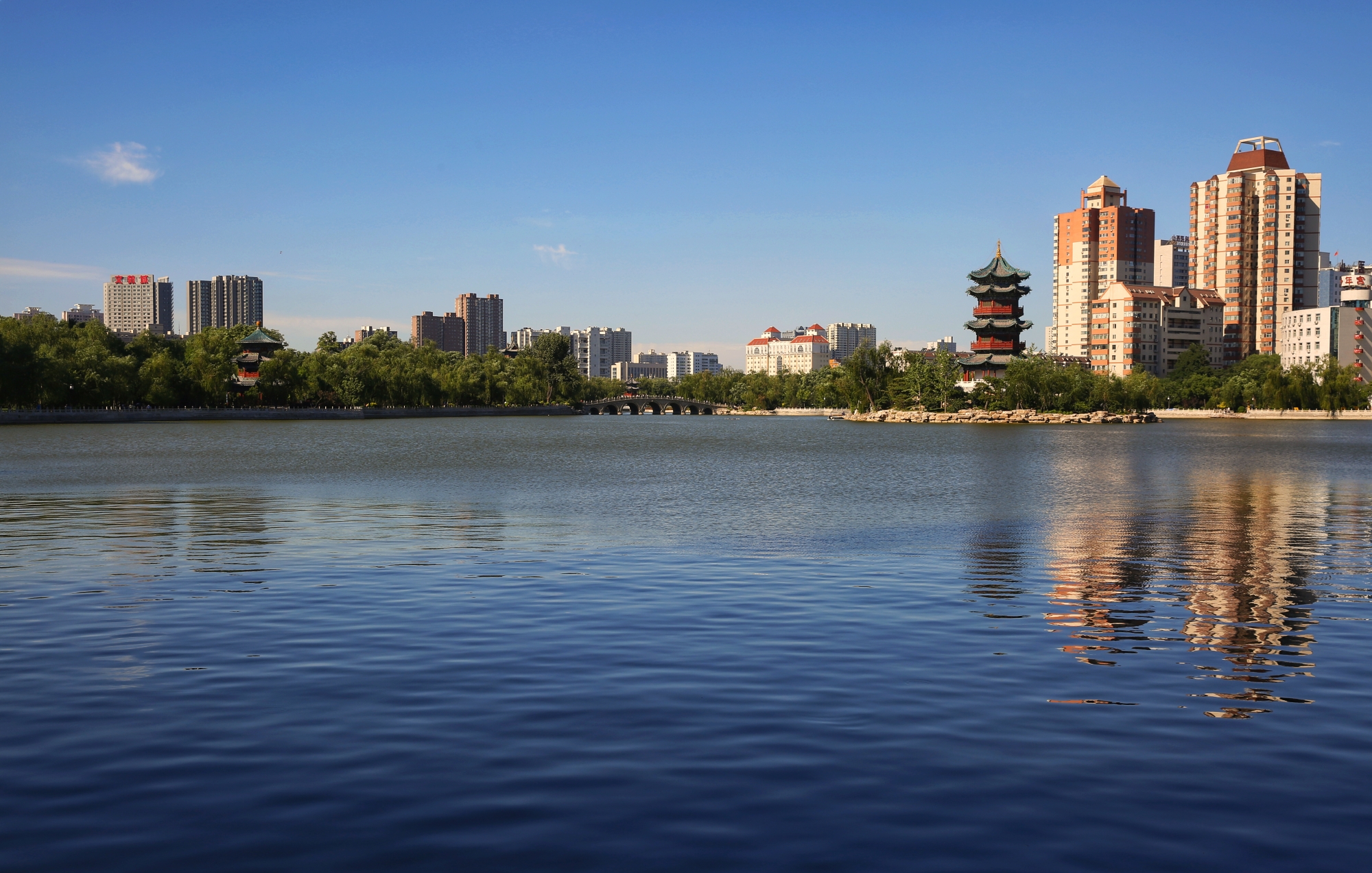 太原迎泽公园风景秀丽,气候宜人,是太原人休闲娱乐活动的最佳场所.