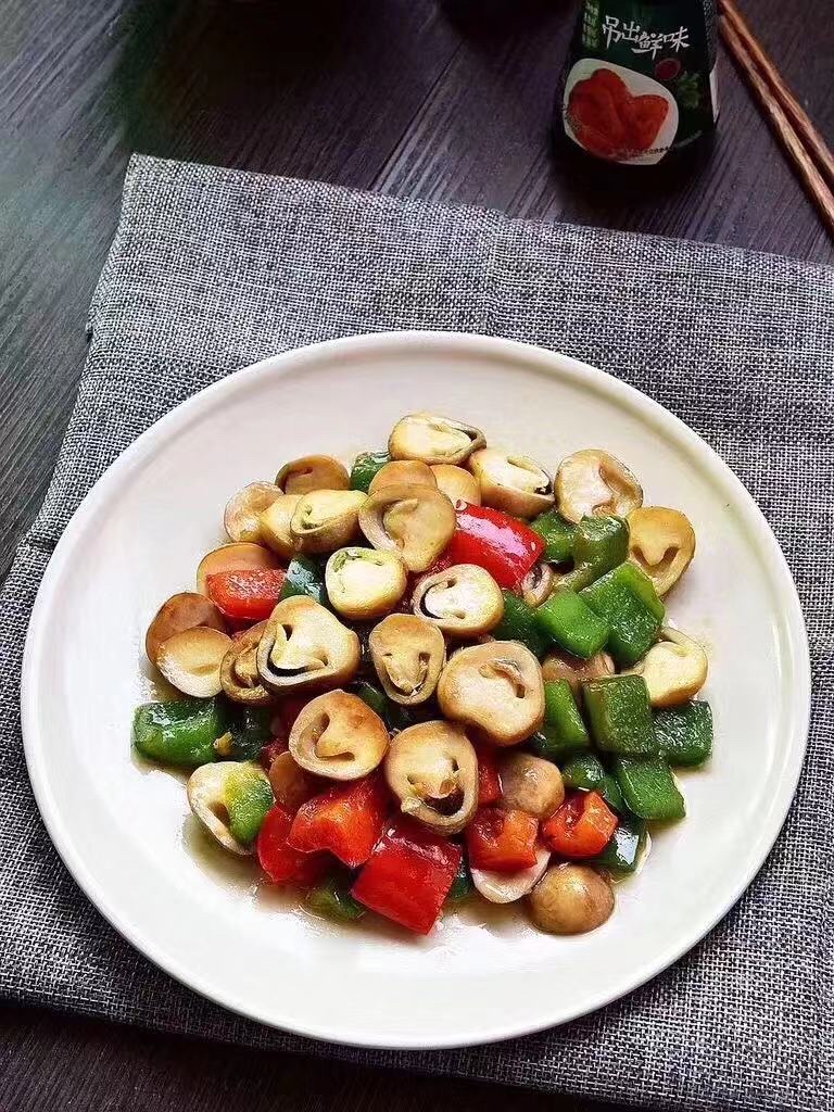 每日一素:年夜饭热菜系列菜椒炒草菇