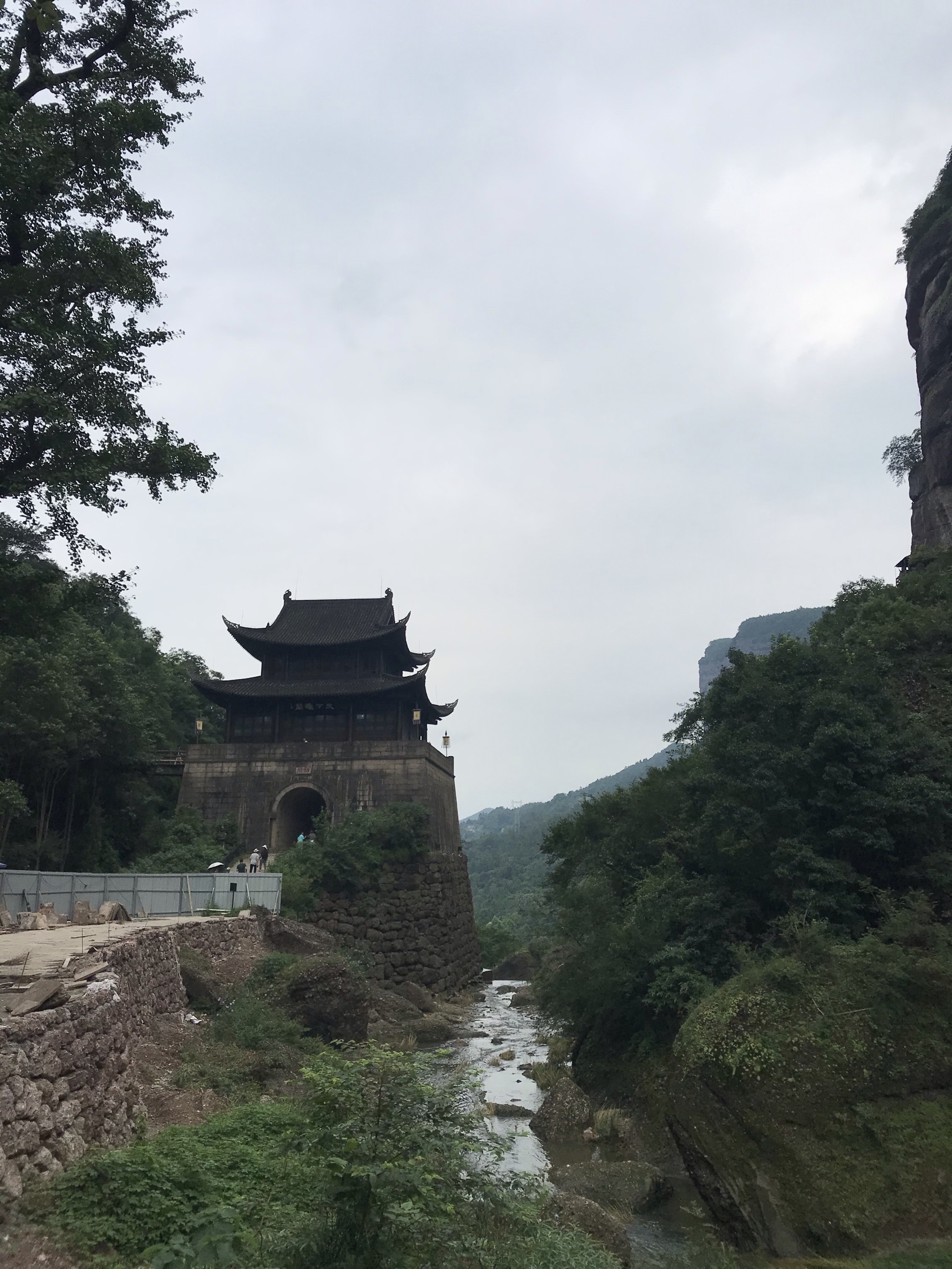 猿猱鸟道剑阁道,古关古道相呼应; 悬崖峭壁似利剑,其状如门耸峦峰.