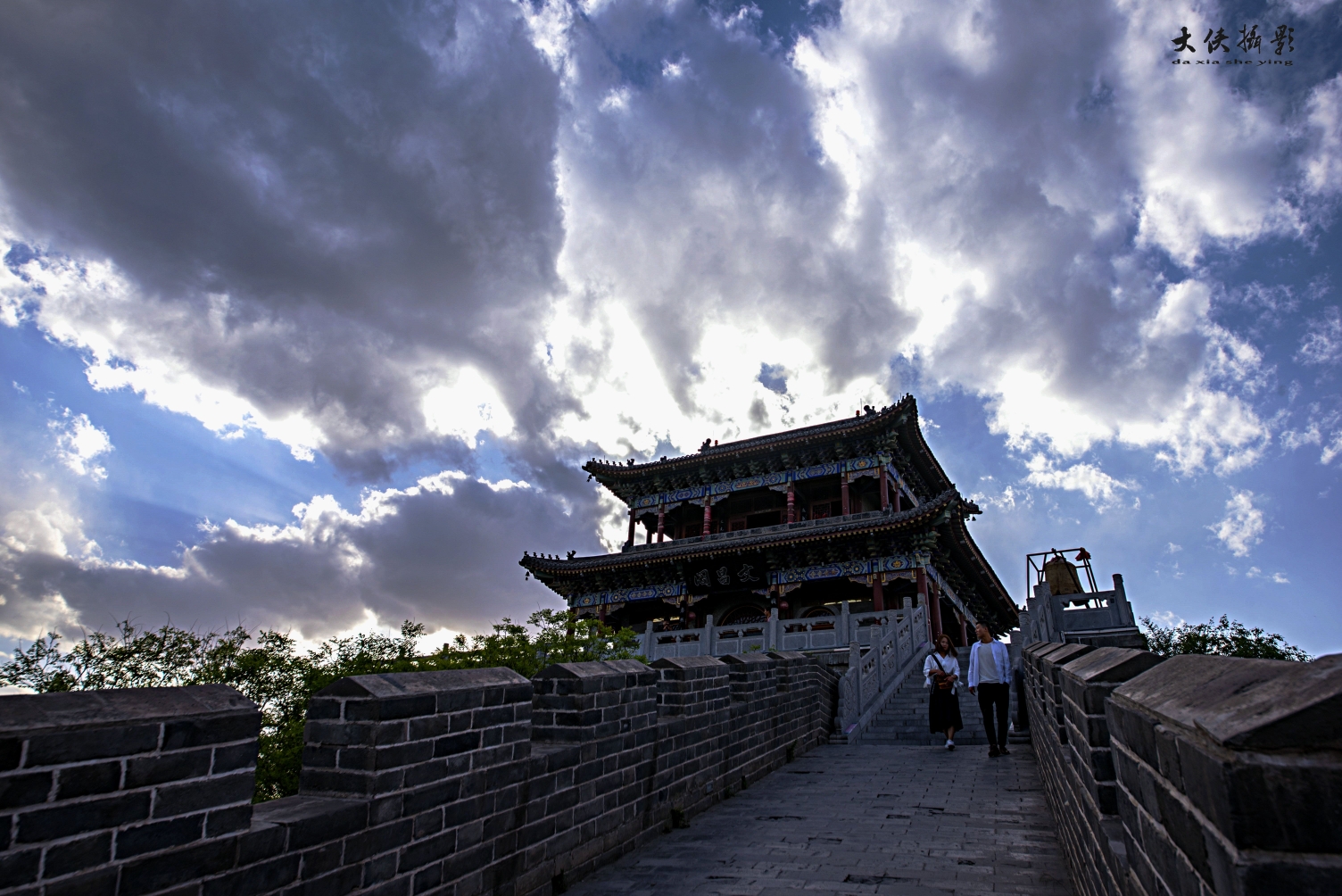 延安凤凰山文昌阁,仰望西面凤凰山山顶,城墙承托着的文昌阁,逆光之下