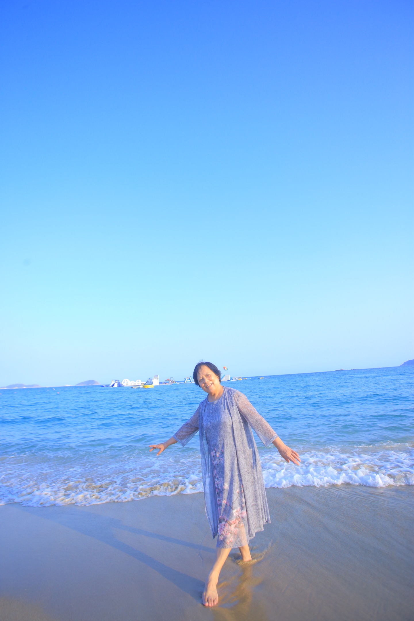 资深美女老妈在海边散步中