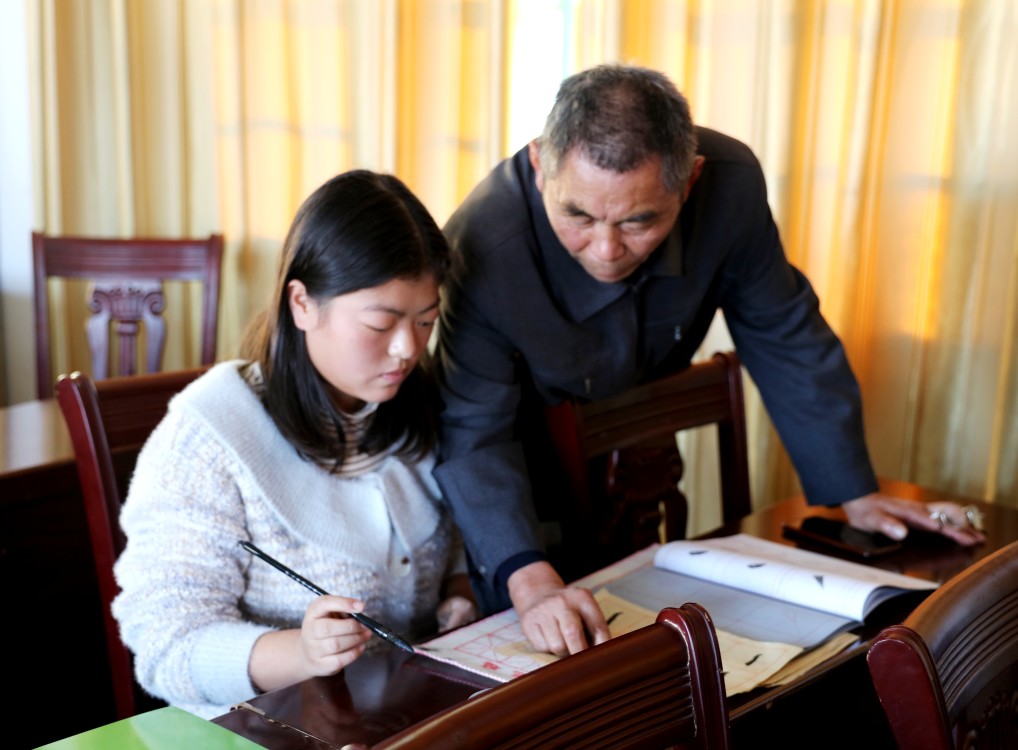 万和镇太白书画院院长,老年书画家张春潮老师,对小学教师现场进行写字