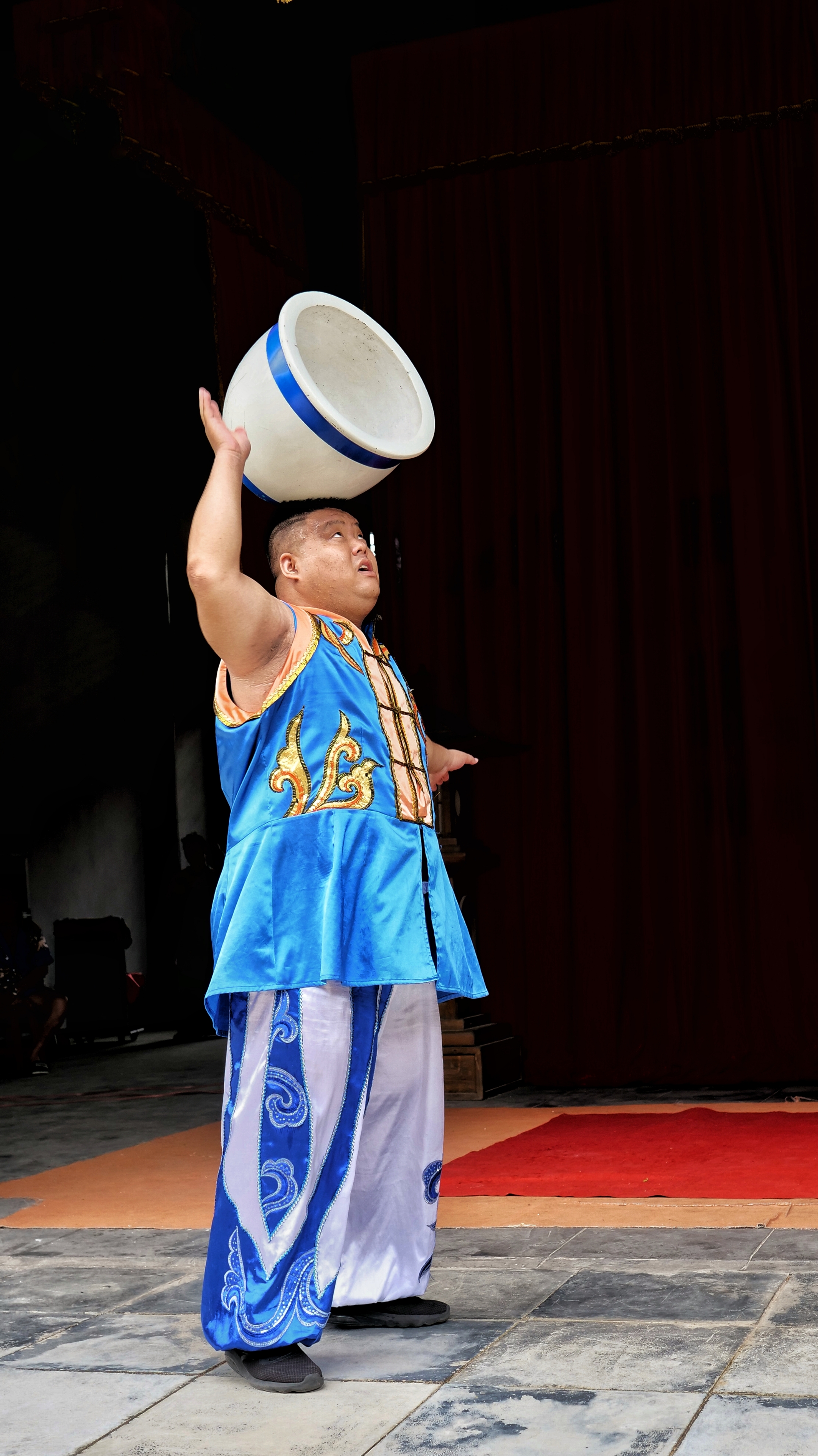 浙江湖州行杂技观赏1顶缸