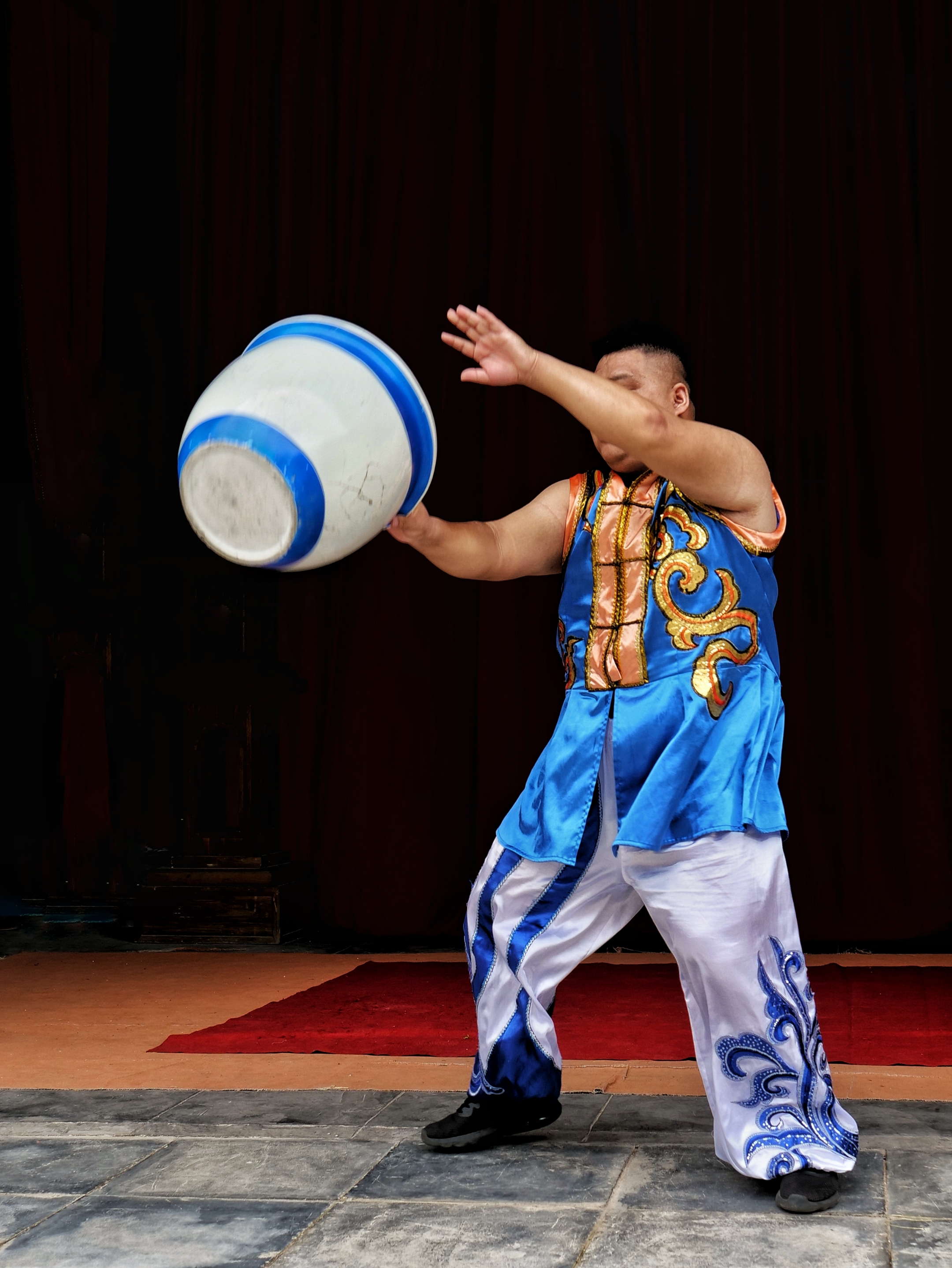 浙江湖州行杂技观赏1顶缸