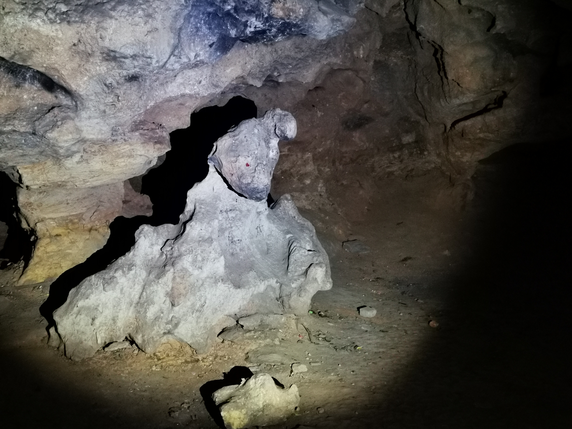 中间端坐鬼谷子,左侧庞涓,右侧孙膑,香案上似乎近日有人上供